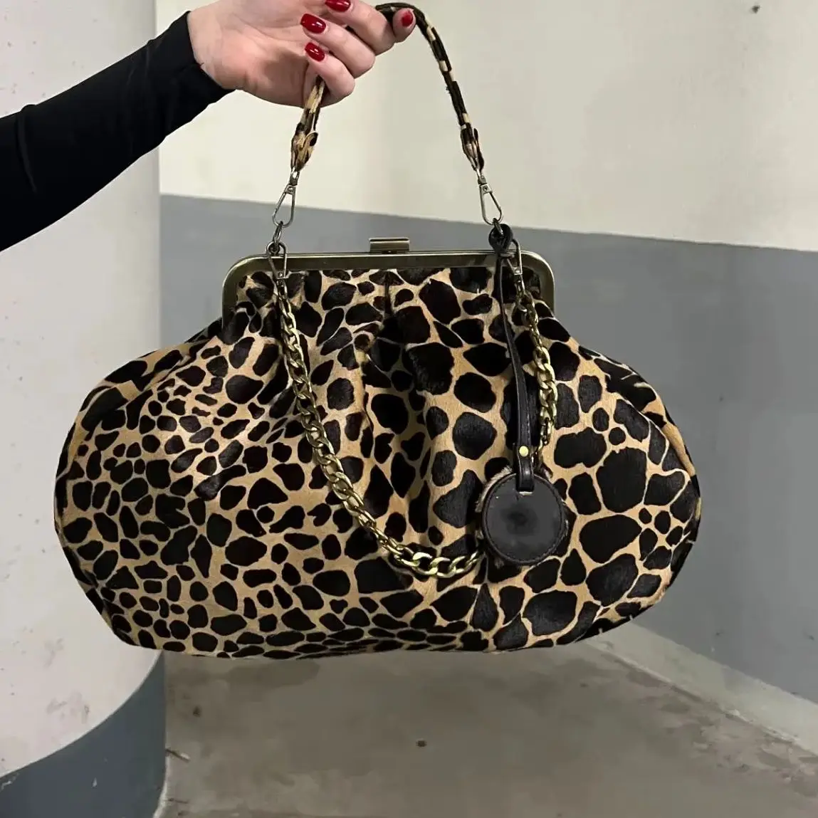 

ОЧЕНЬ В ВИНТАЖНОЙ замшевой сумки с леопардовым серым и черным узором, клатч в металлическом каркасе с замком поцелуи и металлической ручкой, кошелек-клатчи 40x28x9 см