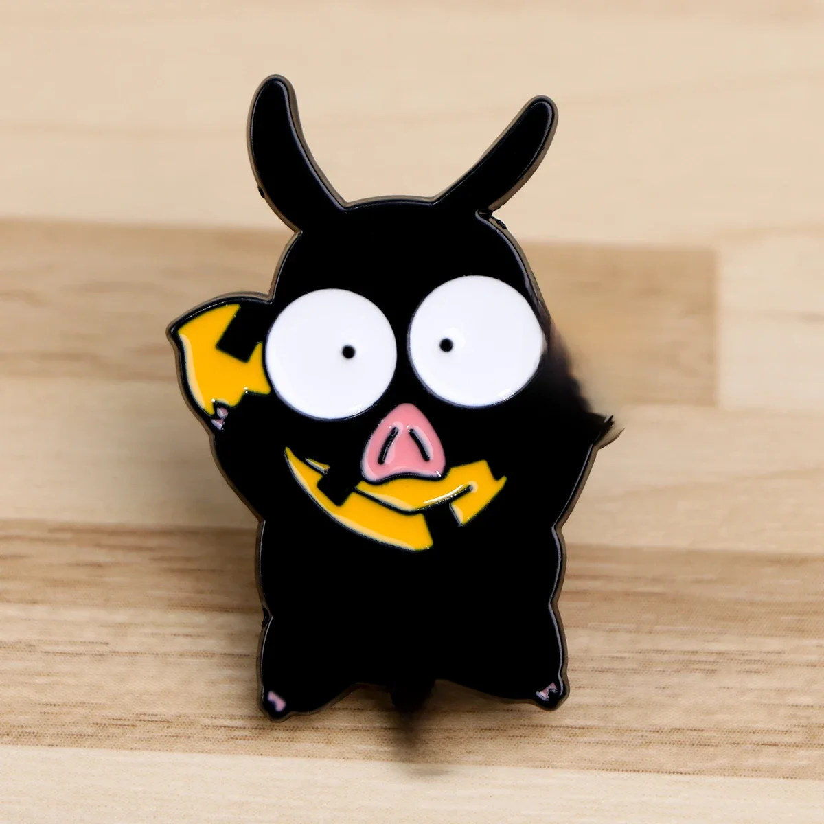 Broche cochon noir, Badge de figurine d'anime, broche en émail pour enfants, jouet d'anniversaire, bijoux de décoration, accessoires de Cosplay, cadeaux