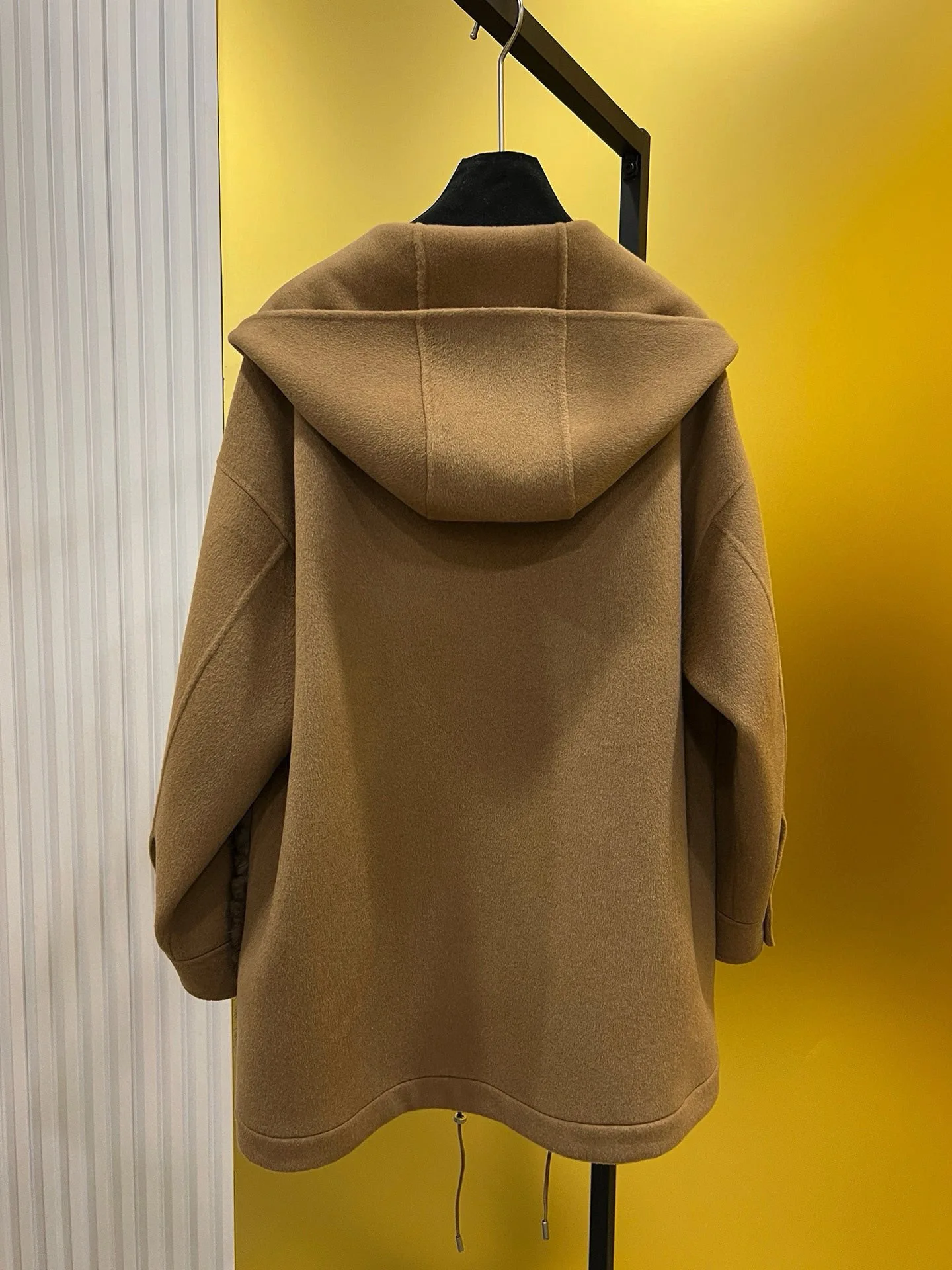 Herbstliche Kaschmir-Kapuzenjacke mit Pelztaschen