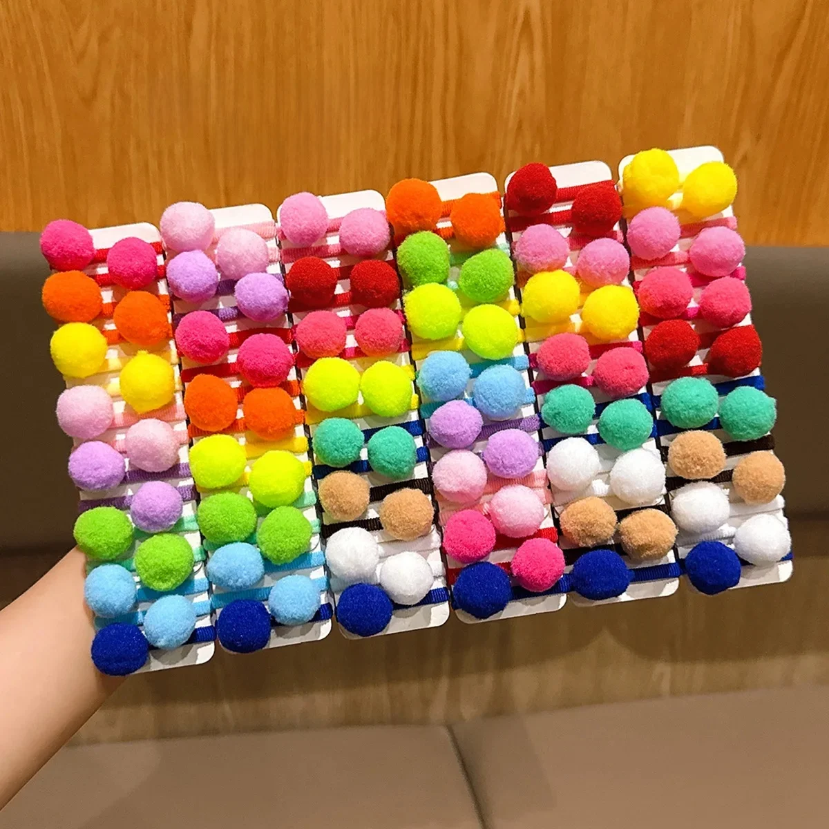 30 anneaux de cheveux en boule de cheveux colorés avec des bandes en cuir mignonnes au hasard adaptés à un usage quotidien comme accessoires pour cheveux