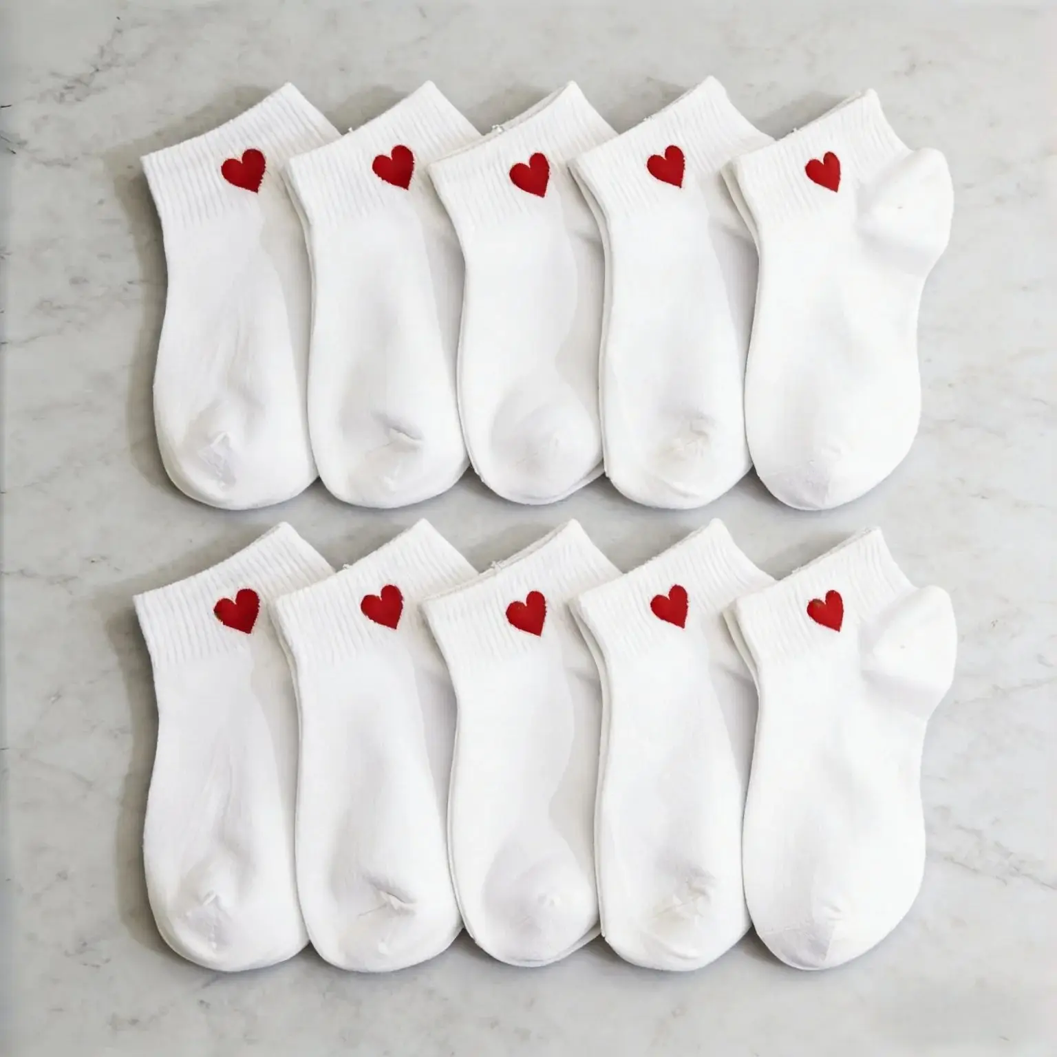 

Набор из 10 пар белых носков – прочные, из смесового хлопка, для повседневного, спортивного и универсального стиля.