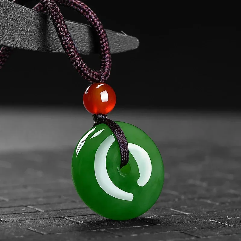 Naturalny zielony jadeitowy naszyjnik z klamrą bezpieczeństwa Ręcznie rzeźbiony urok Biżuteria z jadeitu Moda Amulet Prezenty dla mężczyzn Kobiety — zdjęcie 2