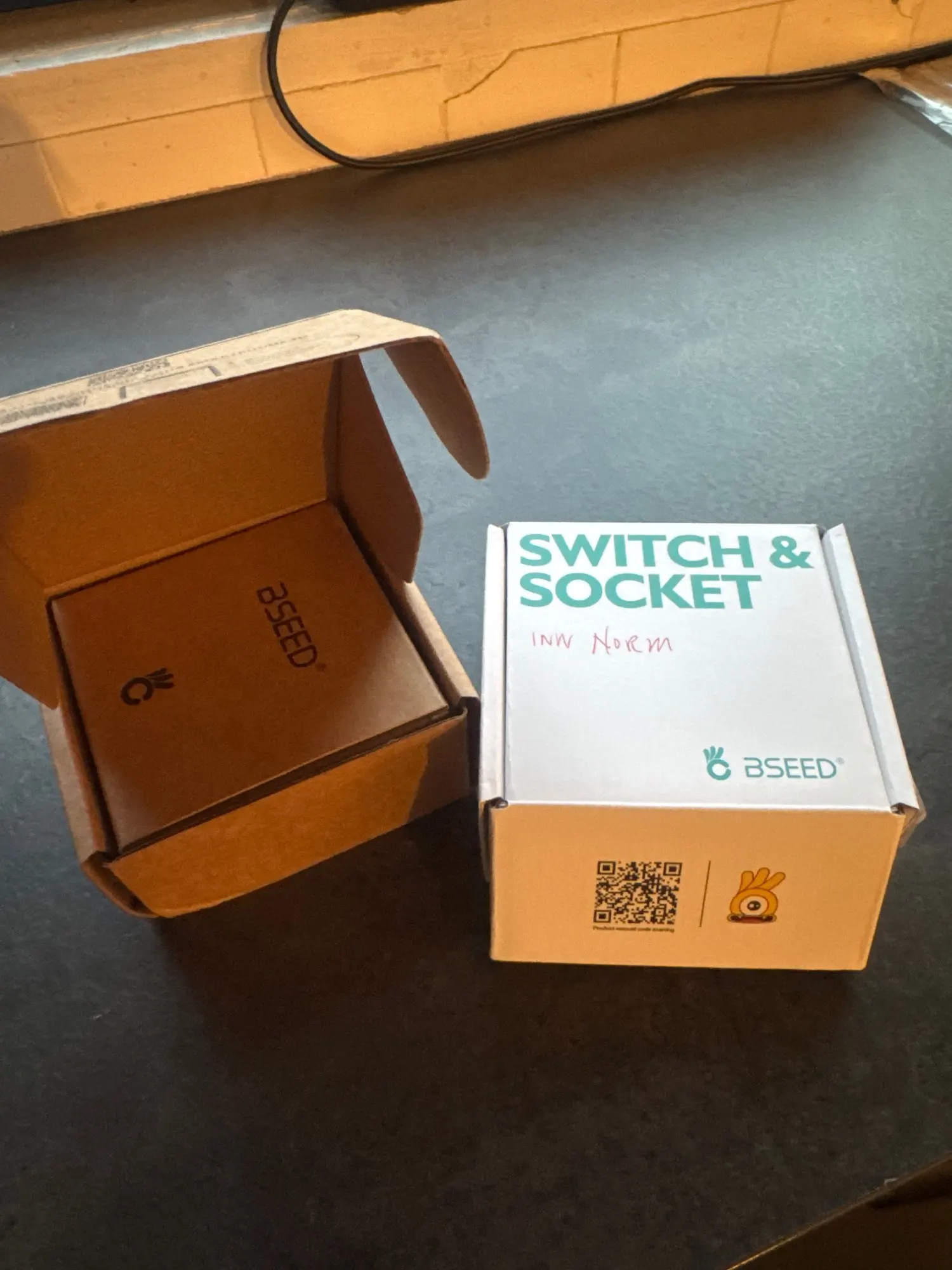 BSEED Wifi Light Switches Smart Wall Switch 1/2/3Gang 1/2/3/4Way Touch Sensor Switch With Normal Socket Support Tuya Smart Life photo review