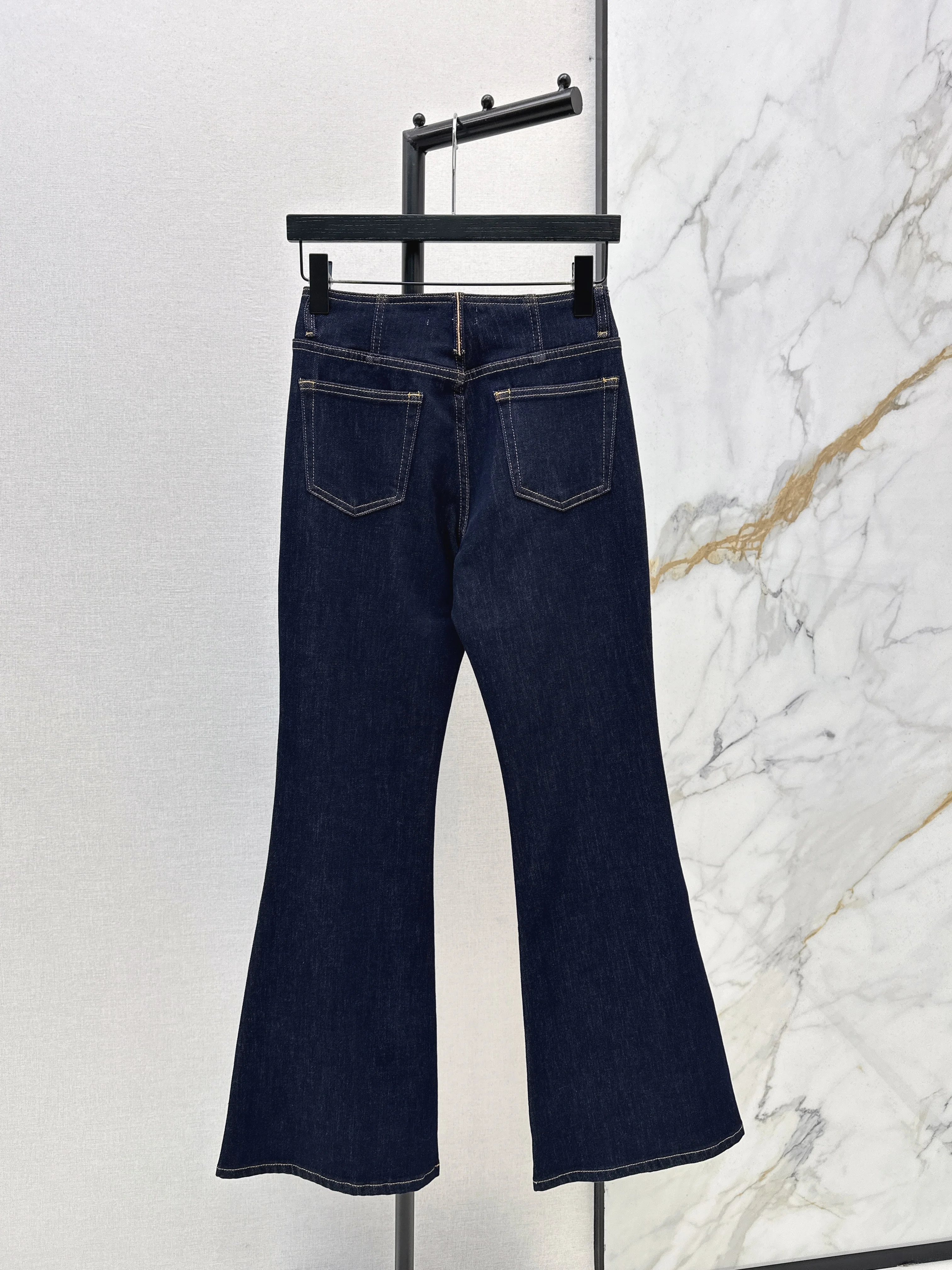 

2026 Spring/Summer Latest Fashionista Outfit Badges Retro Chic Wide-Leg Denim Shorts