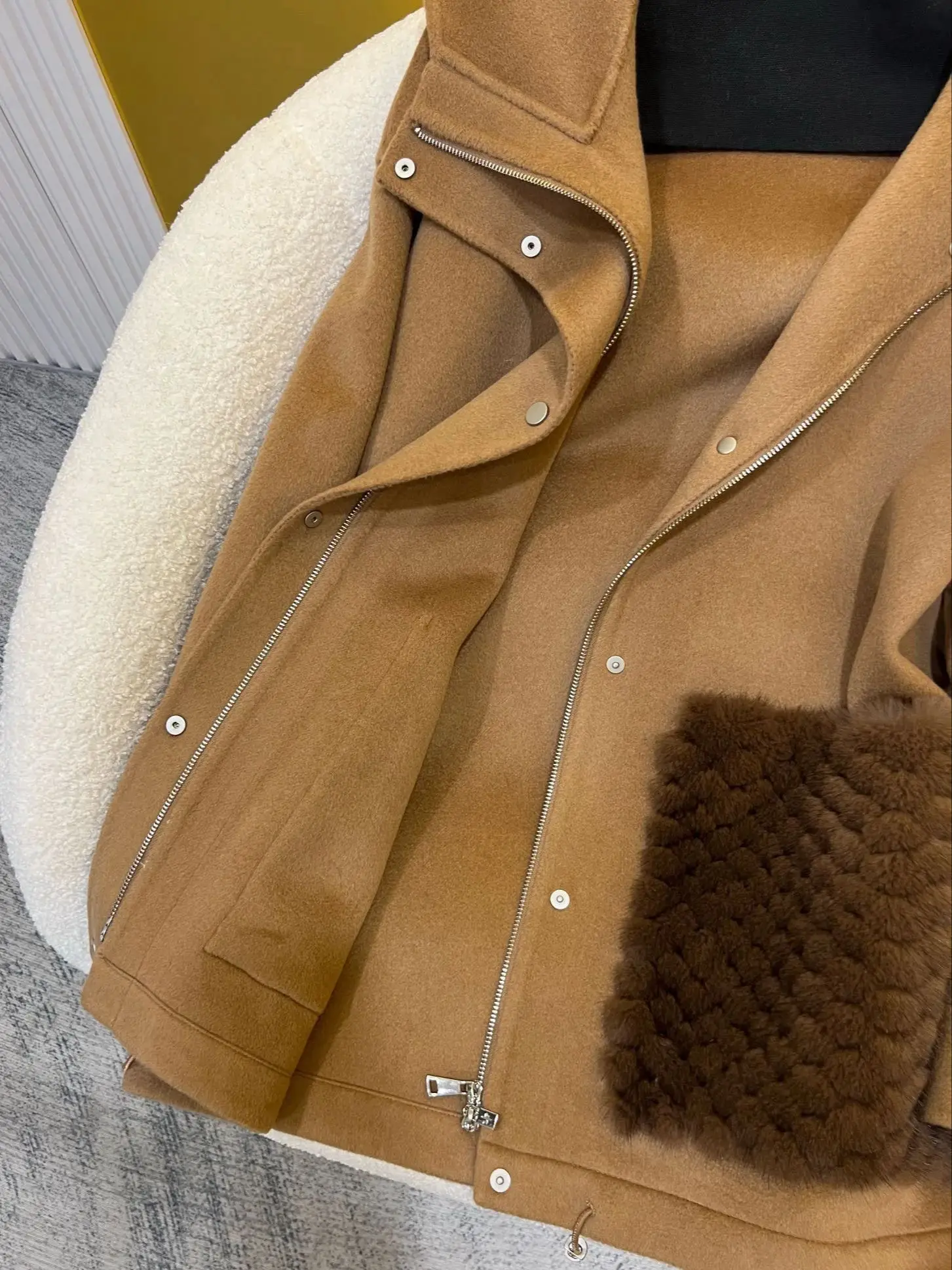 Herbstliche Kaschmir-Kapuzenjacke mit Pelztaschen