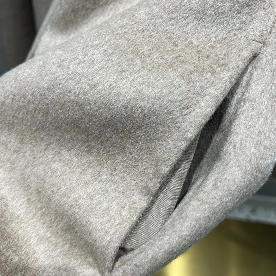 Eleganter einfarbiger Sashmere-Mantel für Damen im Herbst