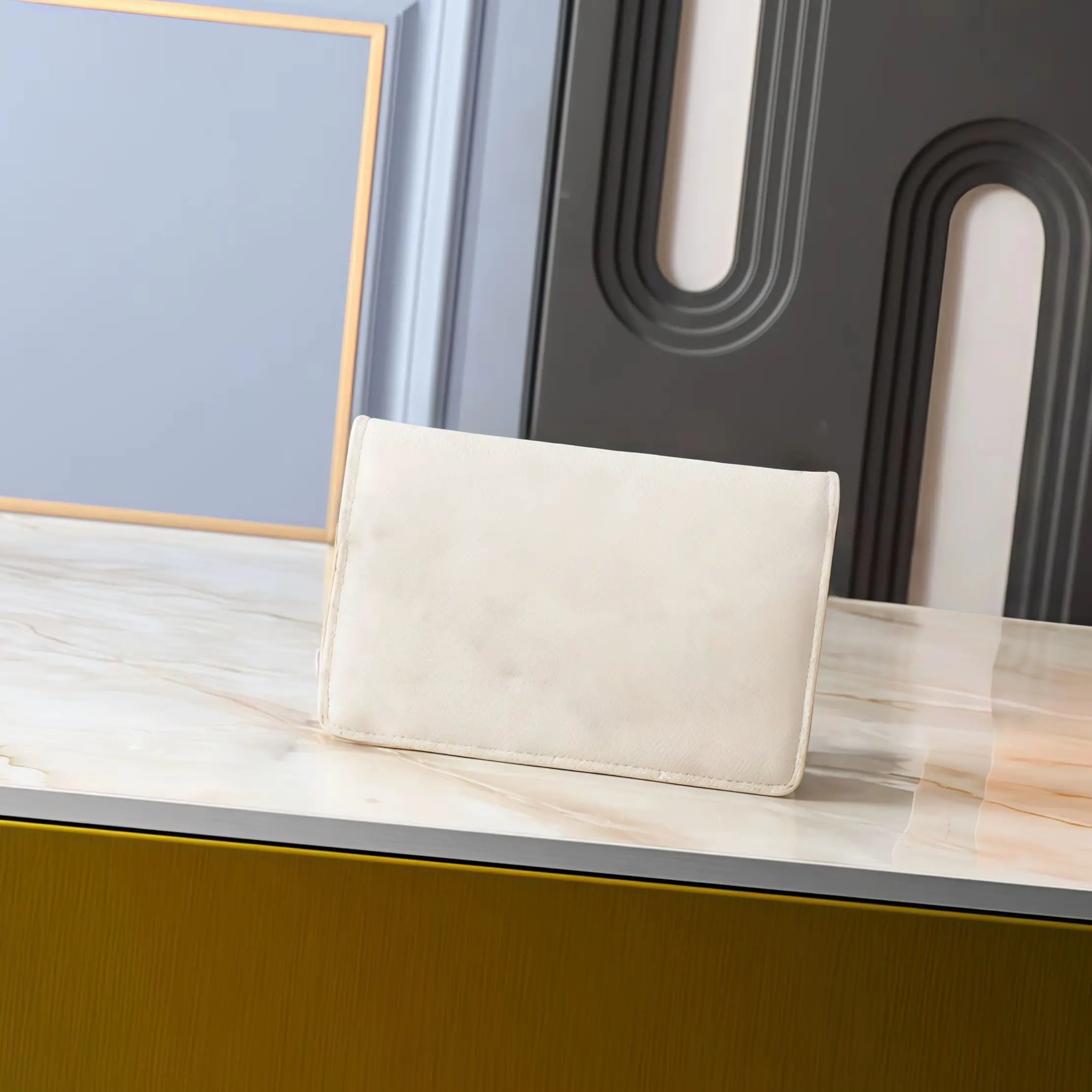 

2026 New Women's Metal Chain Backpack, Clutch, Handbag, Crossbody Bag, Available in Four Colors, White 19.5 x 13.5 x 6.5 cm