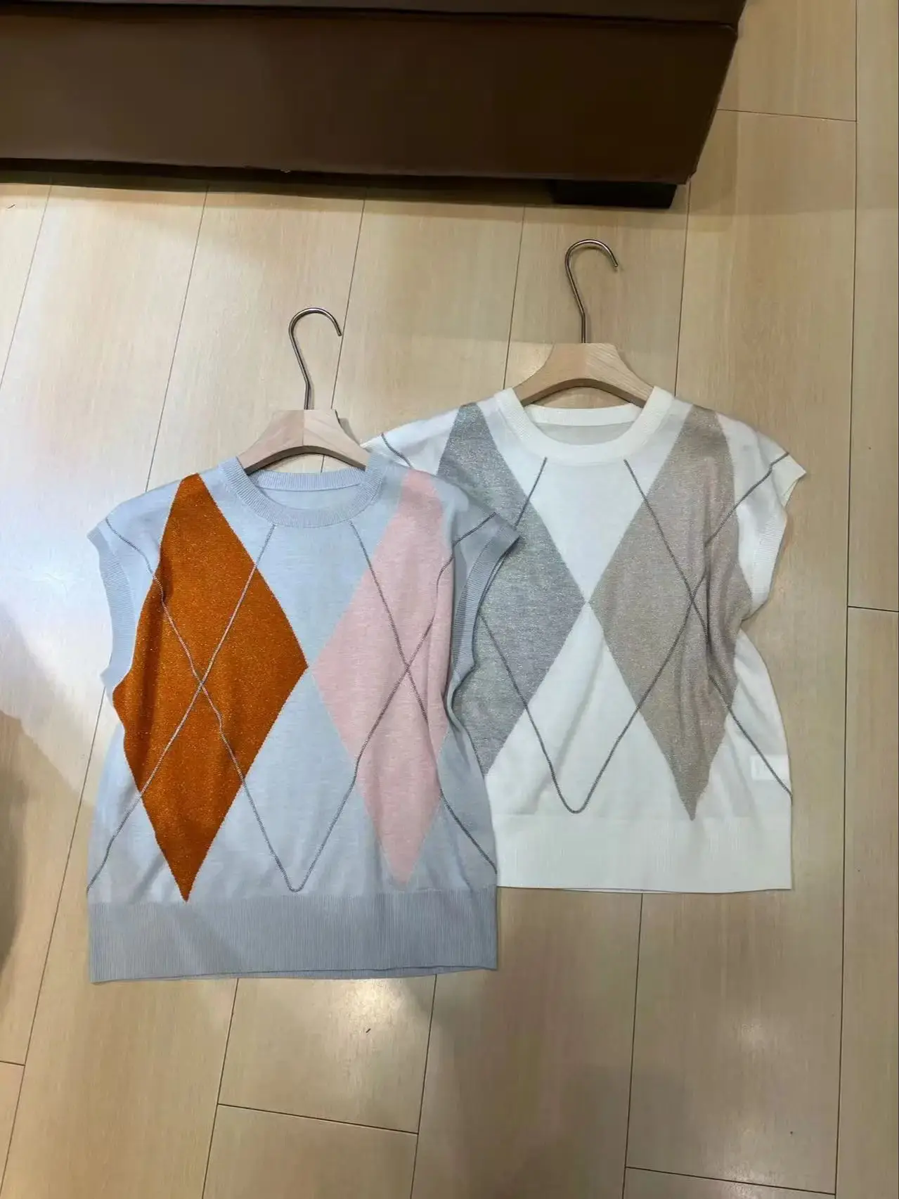 

Elegant wool vest with geometric pattern