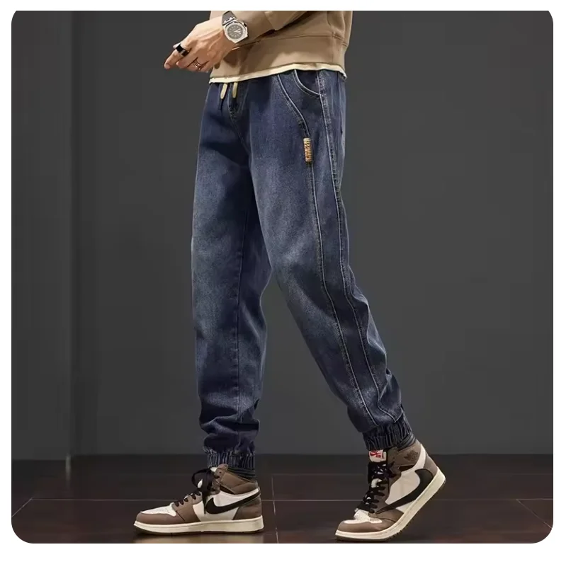 

Новейшая модель мужских джинсовых повседневных джинсов, темно-синих, светло-голубых брюк среднего размера.