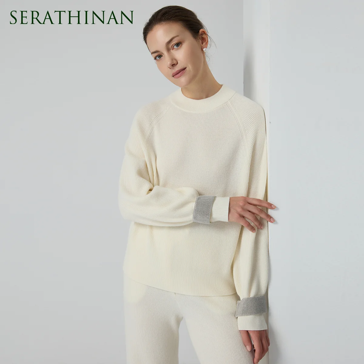 BD4521333 럭셔리 메리노 울 리브드 풀오버 100% 메리노 울 12게이지 니트 크루넥 메탈릭 엣지 마감