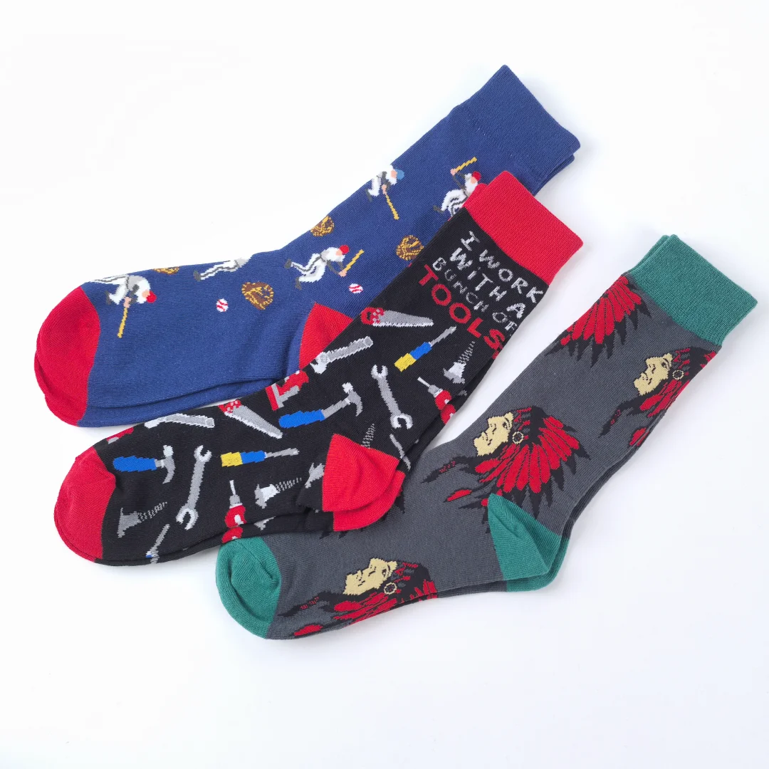 1 par de meias masculinas criativas de meia panturrilha com ferramentas, retrato e padrões atléticos de bola, adequadas para todas as estações