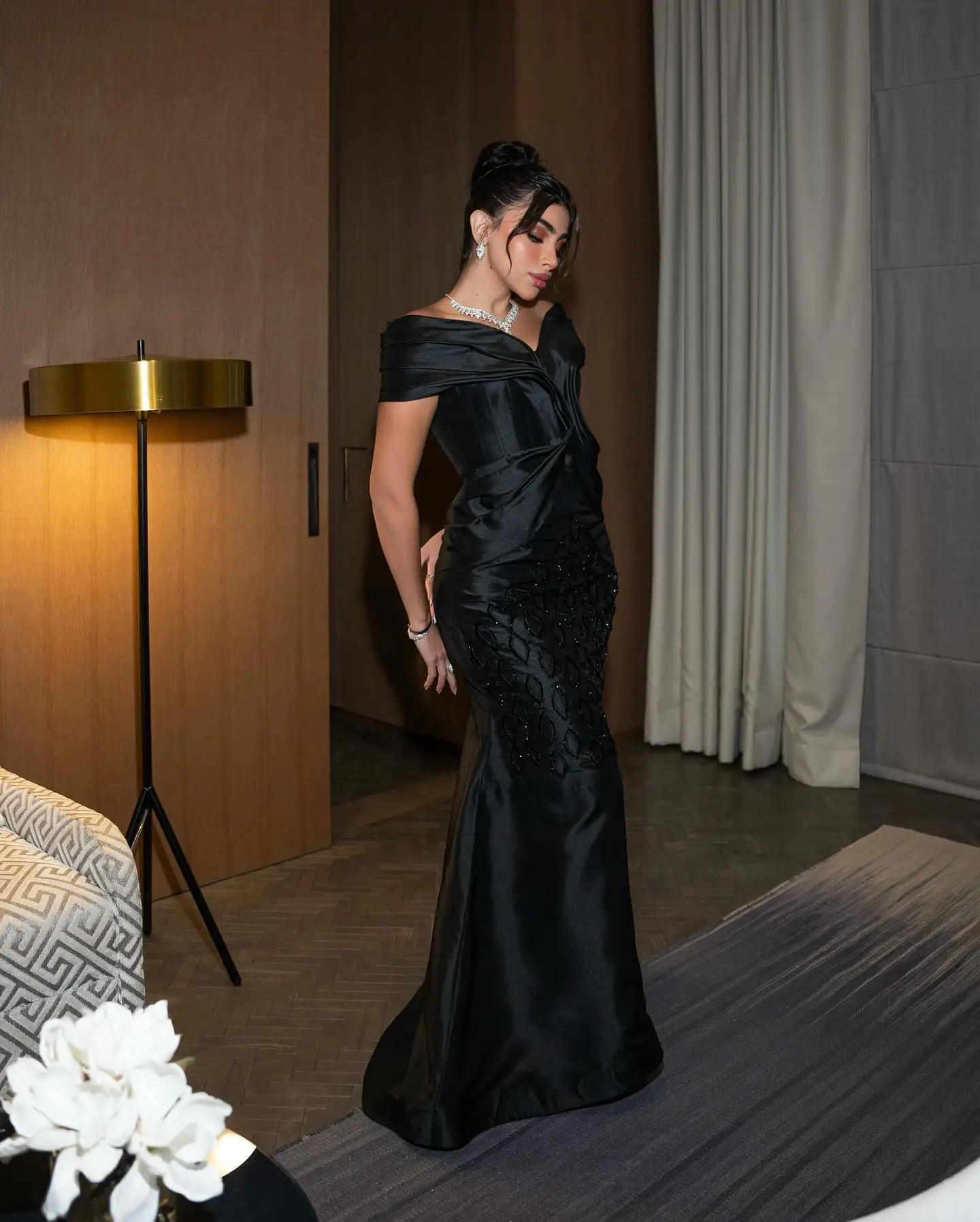 2025 Custom Made Sweetheart ซาตินปิดไหล่คนดังชุดโมเดิร์นแขนกุดตรงชุดราตรียาว