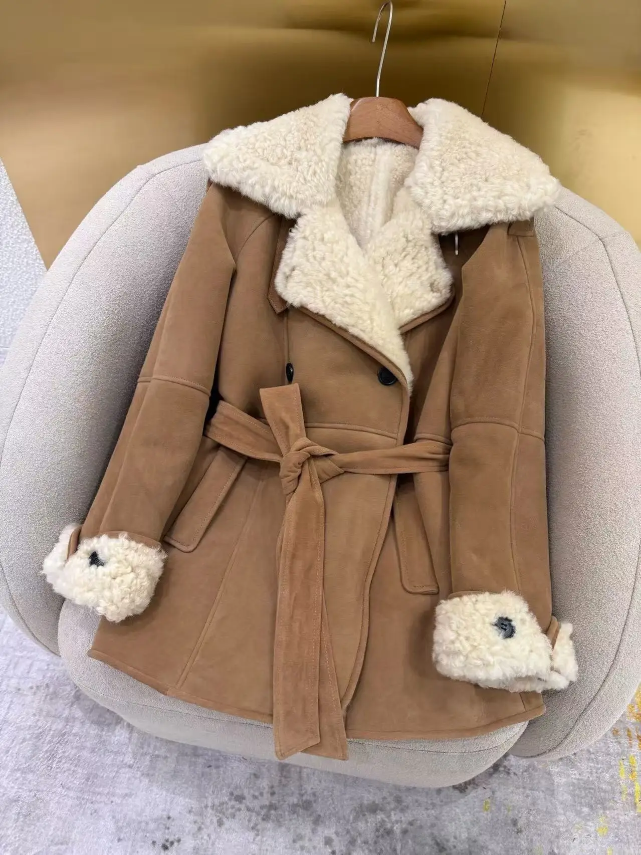 Wintermantel aus Schaffell mit warmem Gürtel für Damen