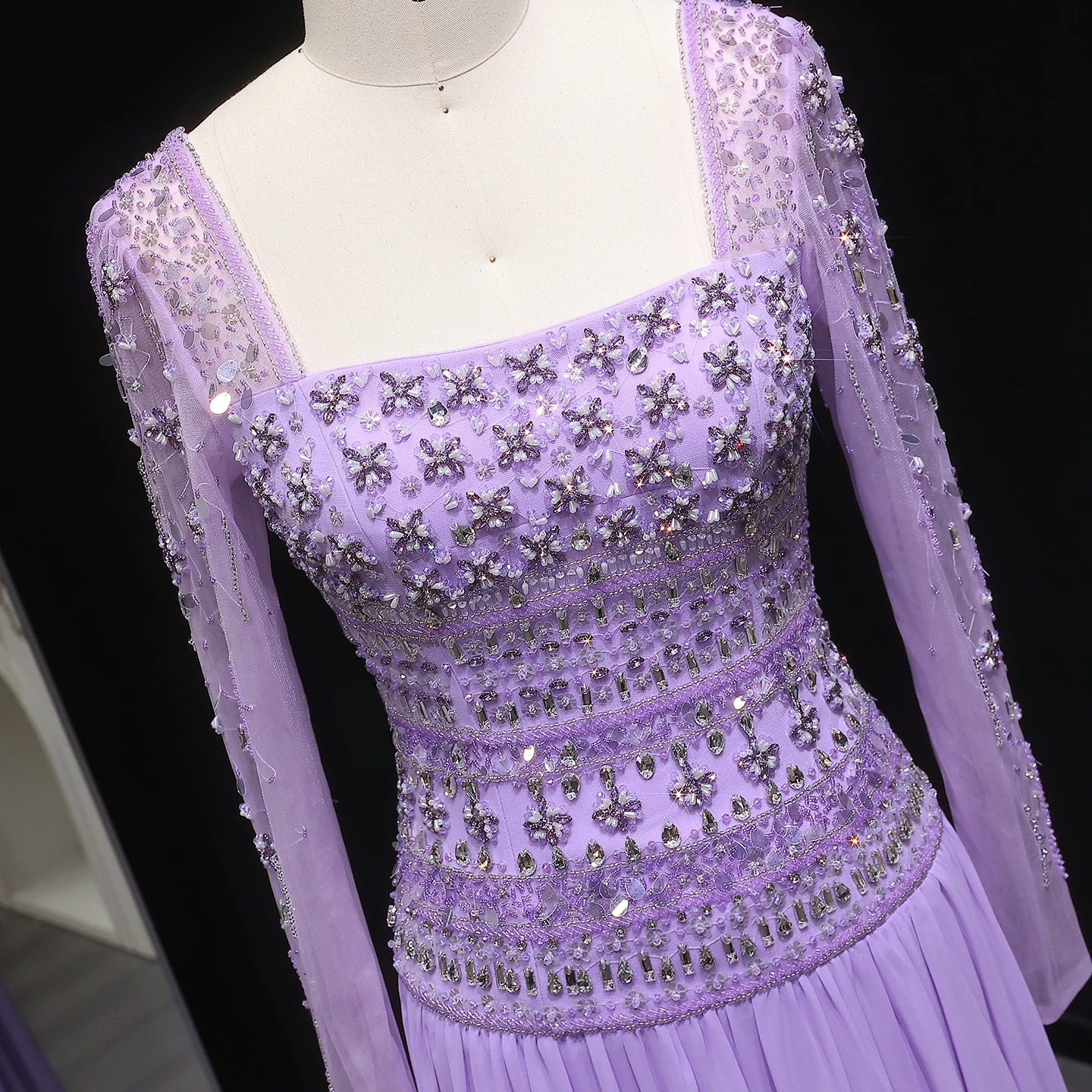 Sharon Said Funkelndes Fliederfarbenes Perlenbesetztes Plissiertes Chiffon-Abendkleid mit Fließendem Schal Dubai Saudi Hochzeitsfeier SS539 Maßanfertigung – Detail 18