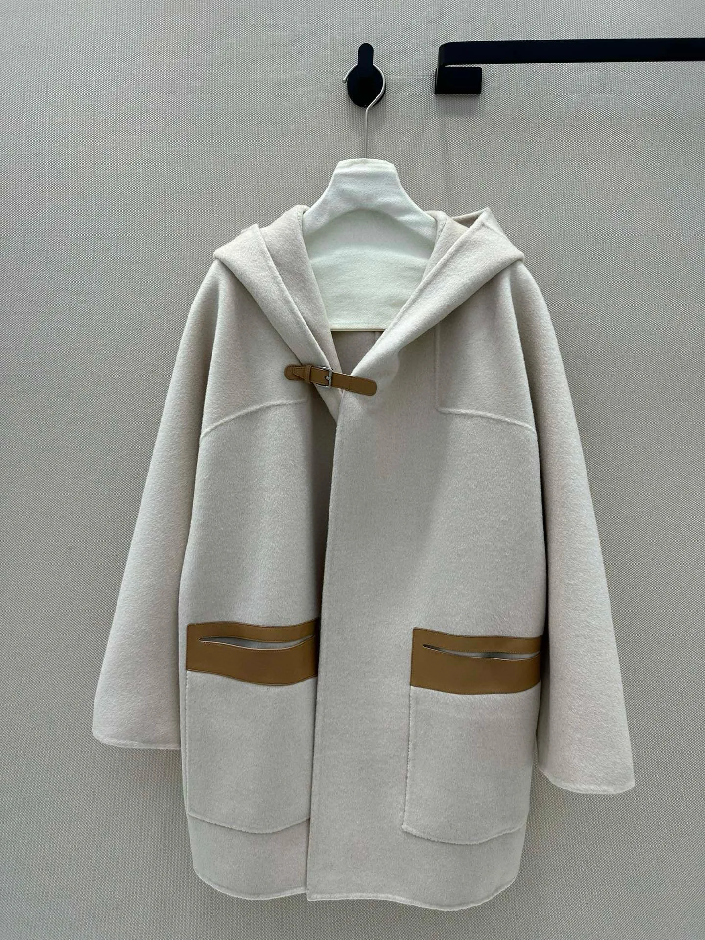 Manteau en cachemire fait main avec poches en peau de mouton, élégant