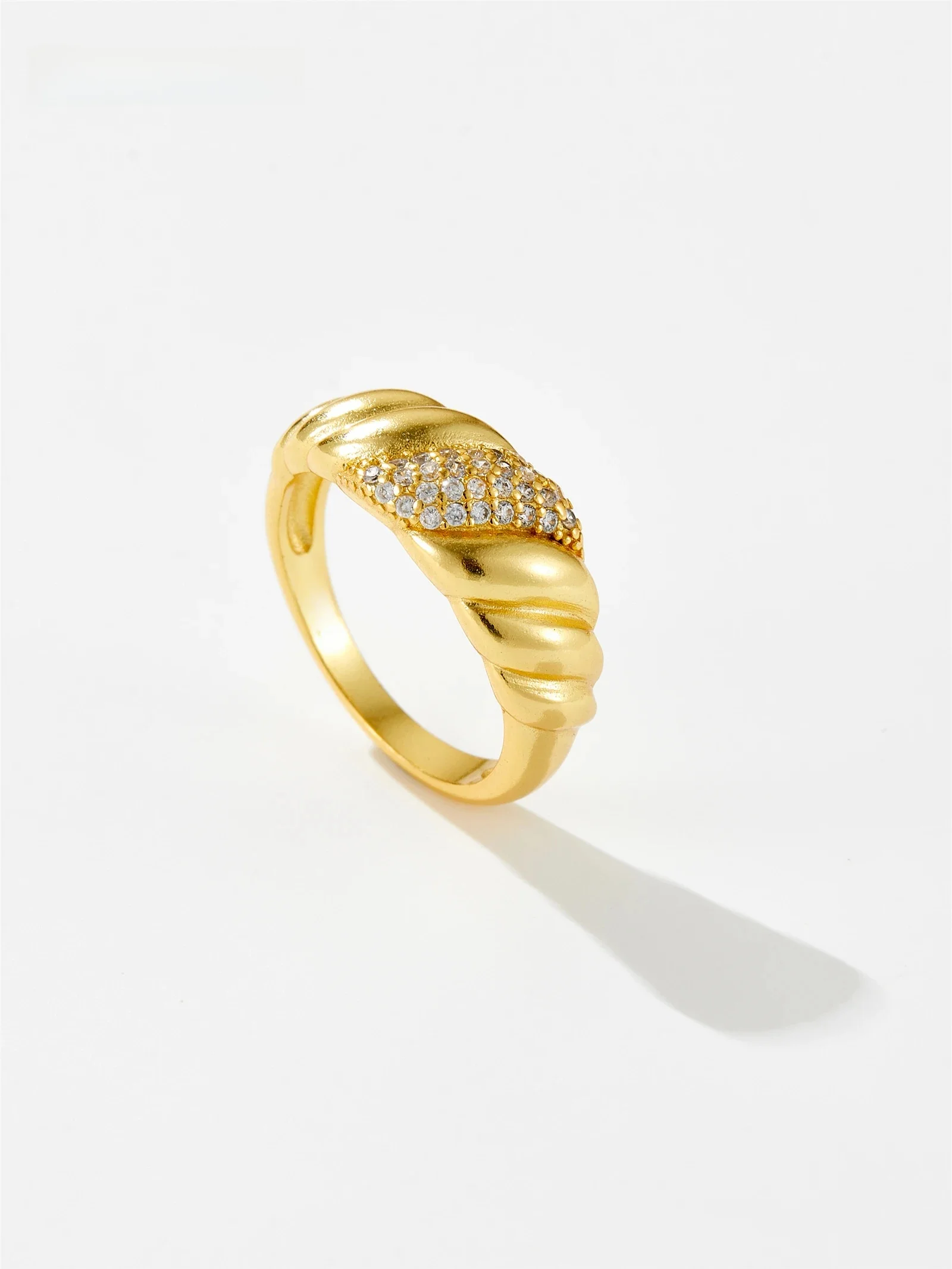 DPLAOPA 925 Sterling Silver Pave Zircon CZ Croissant Dome Ring 2021 Śrubka ślubna Drobna biżuteria Moda Okrągłe klejnoty ślubne — zdjęcie 2