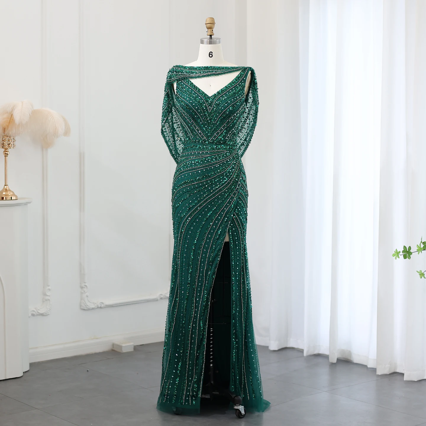 Sharon Said Luxuriöses Silbernes Meerjungfrauenkleid für Hochzeitsfeier mit Cape, Perlenbesetztes Schlitz-Abendkleid SS035 Maßanfertigung – Detail 28