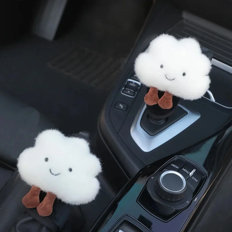 Cute Cartoon Cloud Uniwersalne akcesoria samochodowe Pokrowiec na dźwignię zmiany biegów Lusterko hamulca ręcznego Pluszowa dekoracja wnętrza samochodowego pasa bezpieczeństwa — zdjęcie 2