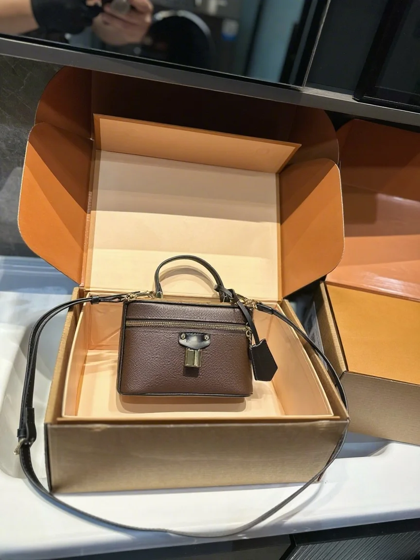 

2025 New SIZE: 18X10X13 CM Fashionable Versatile bags leather cherry Portable can be carried on the shoulder no boxes