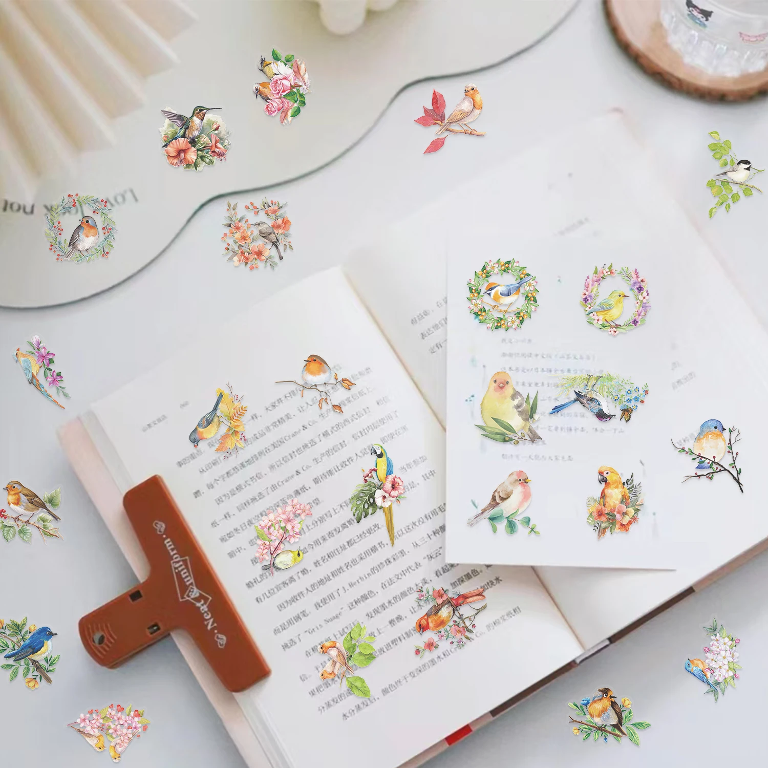 50 sztuk kolorowe akwarelowe naklejki z ptakami Vintage estetyczne przezroczyste naklejki PET dla majsterkowiczów idealne do dekoracji książek