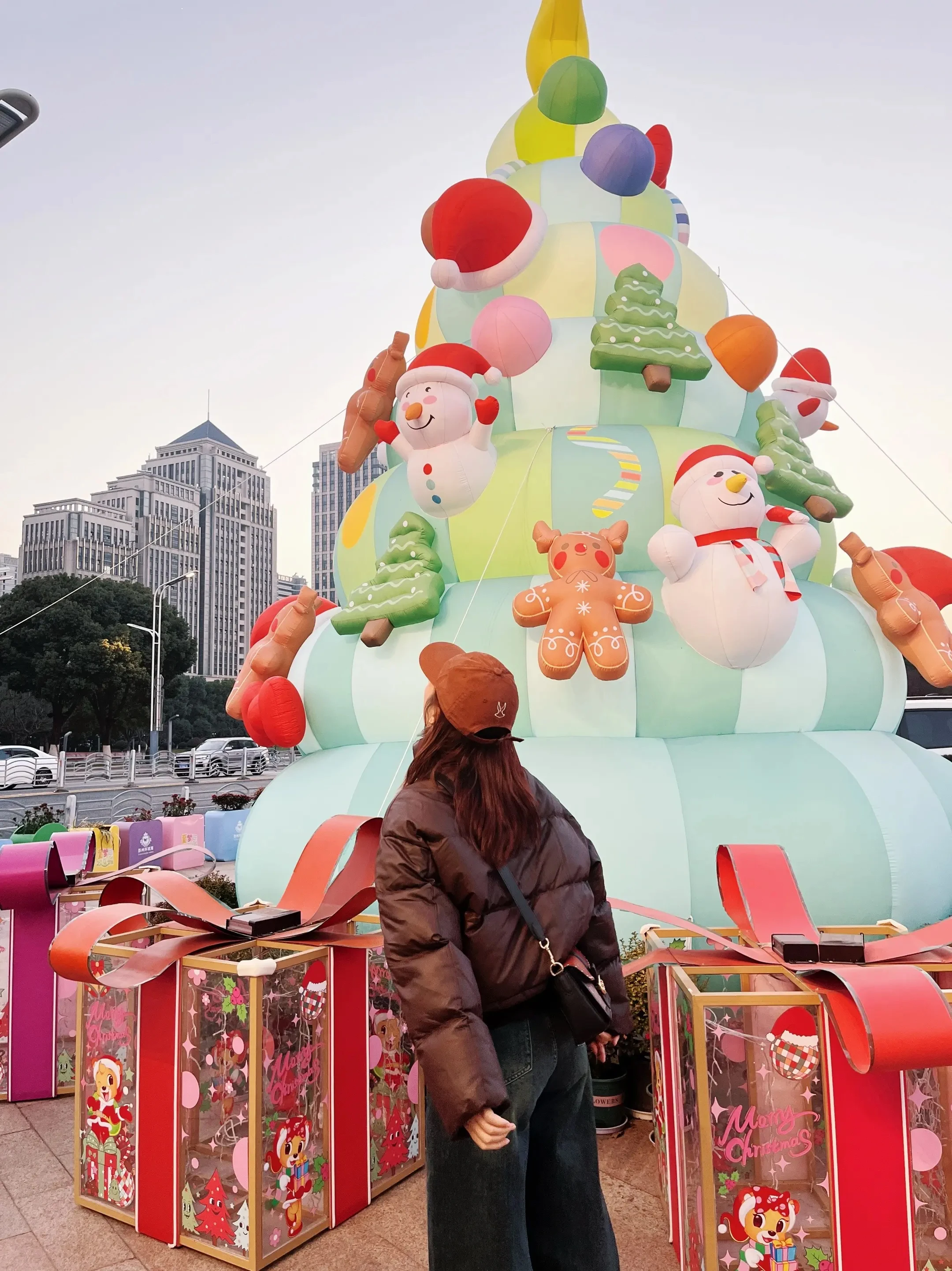 Giant Inflatable Christmas Tree Commercial Outdoor Decoration with Snowman Gingerbread for Mall Holiday Event Display