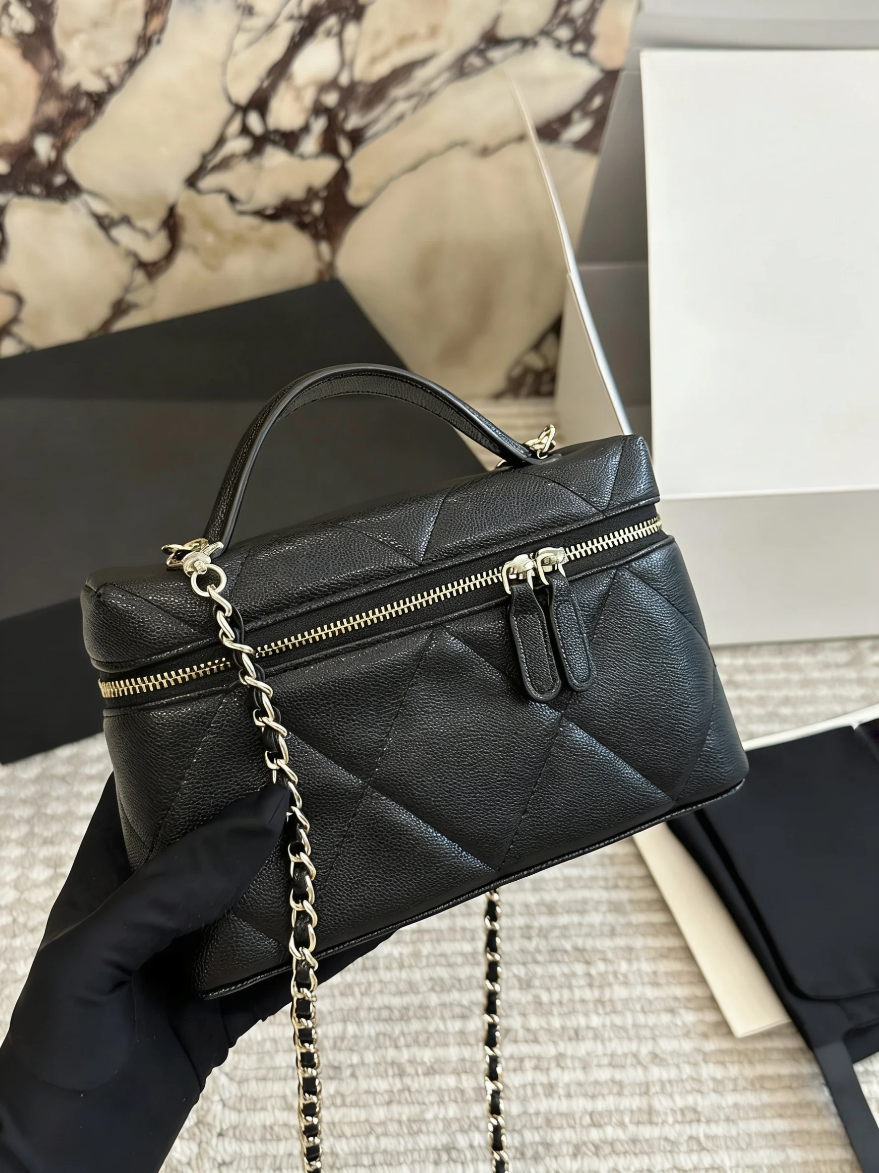 

2025 New SIZE:19 CM Fashionable Versatile bags leather Shoulder strap Hand-held no boxes
