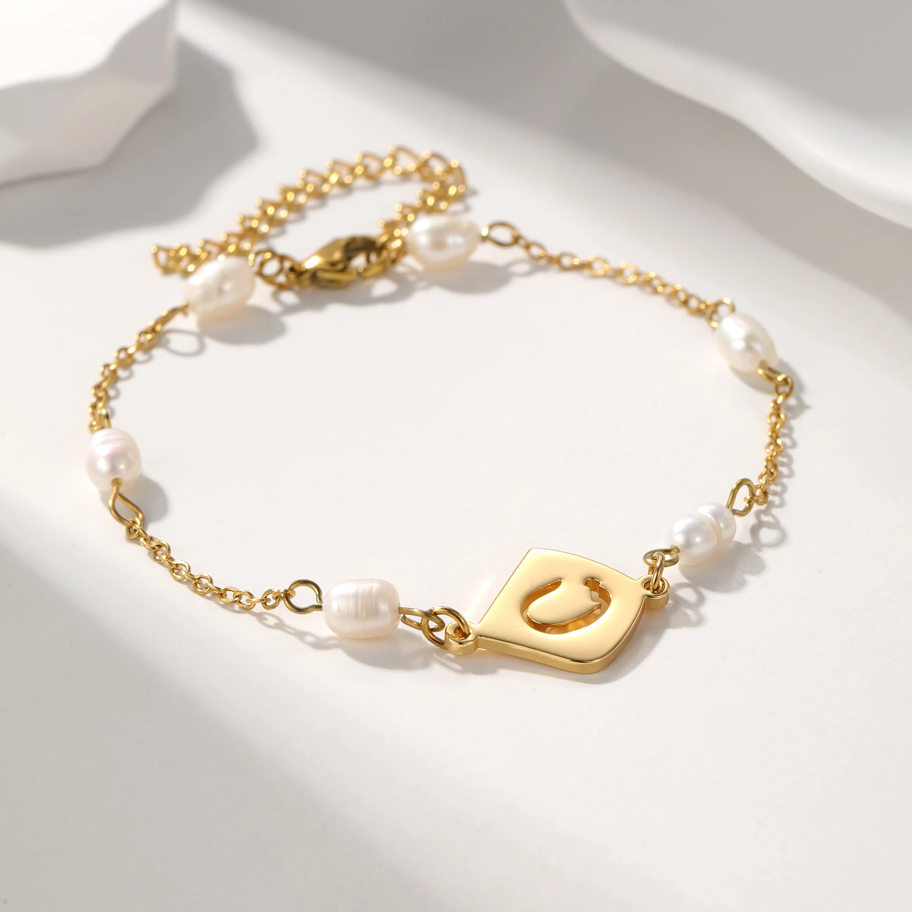 

MYDIY Arabic Initial Letter Bracelet Personalized Alphabet Bracelet Custom Arabic Luxury Pearl Bracelet Jewelry for Women Gift