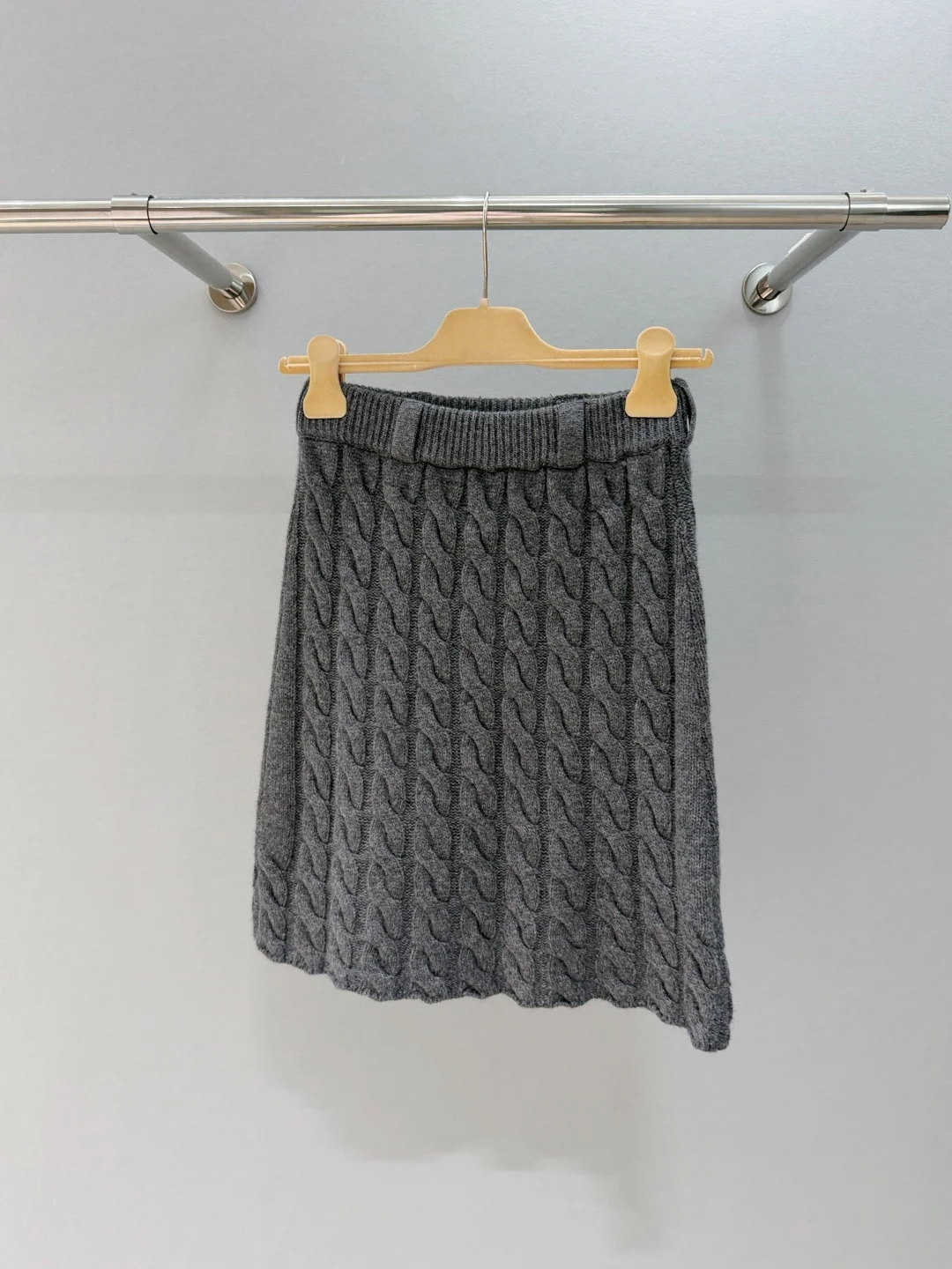 

Женская облегающая шерстяная юбка, ранняя осень, новая серая вышивка логотипа, высококачественная базовая юбка во французском стиле ретро