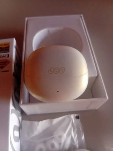 Usuario mostrando los auriculares