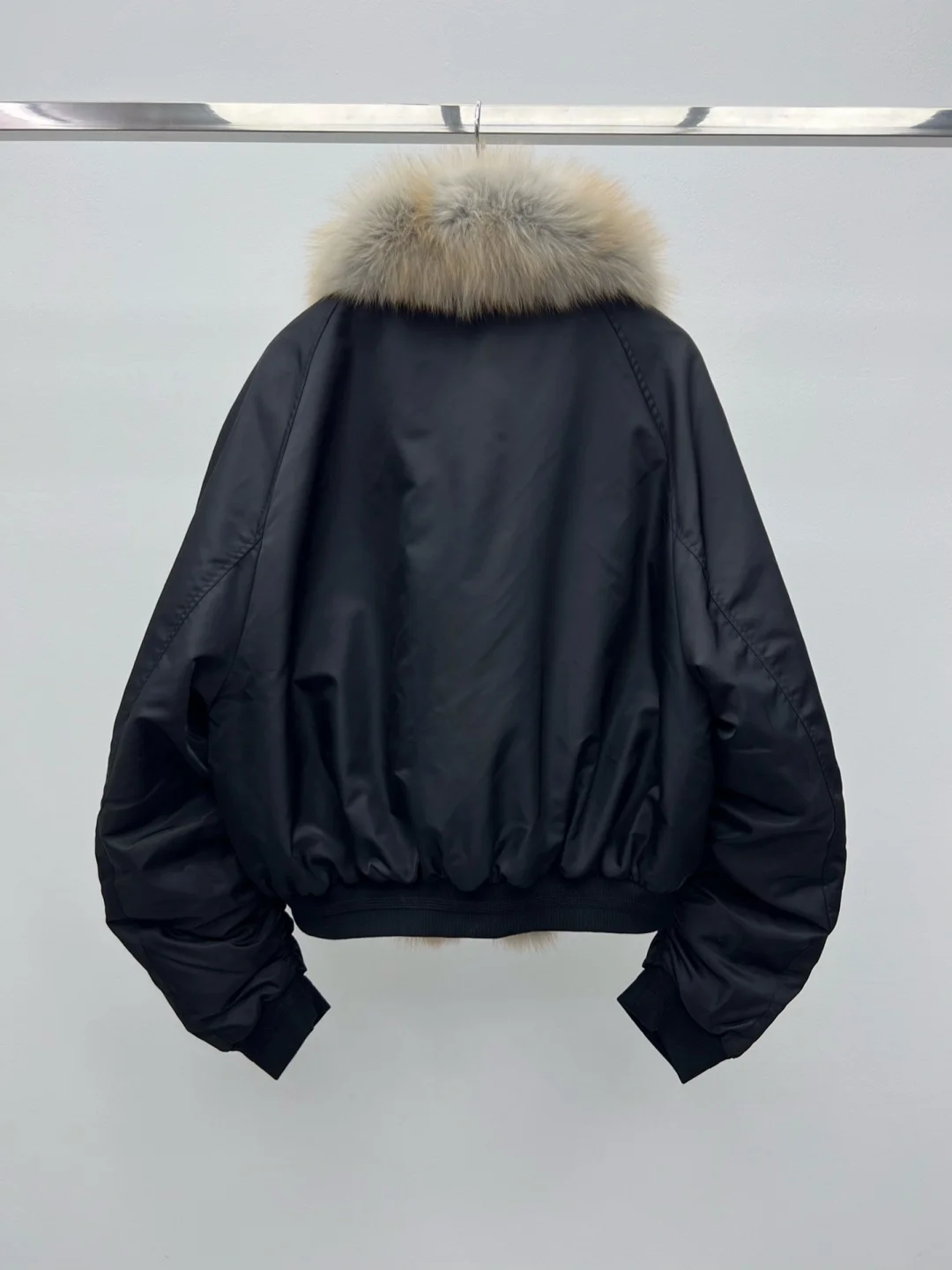 سترة كبيرة الحجم بياقة من فرو الثعلب وغطاء للرأس قابل للفصل 90% من ريش الأوز الأبيض معطف منتفخ حديث ملابس خروج عصرية للنساء شتوية