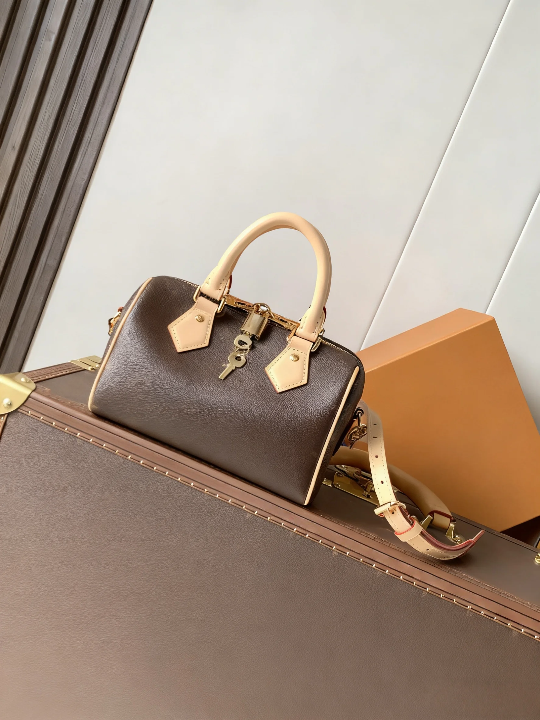 

2025 New SIZE: 13.5x12x20.5 CM real leather high quality Fashionable Versatile bags Portable shoulder no boxes