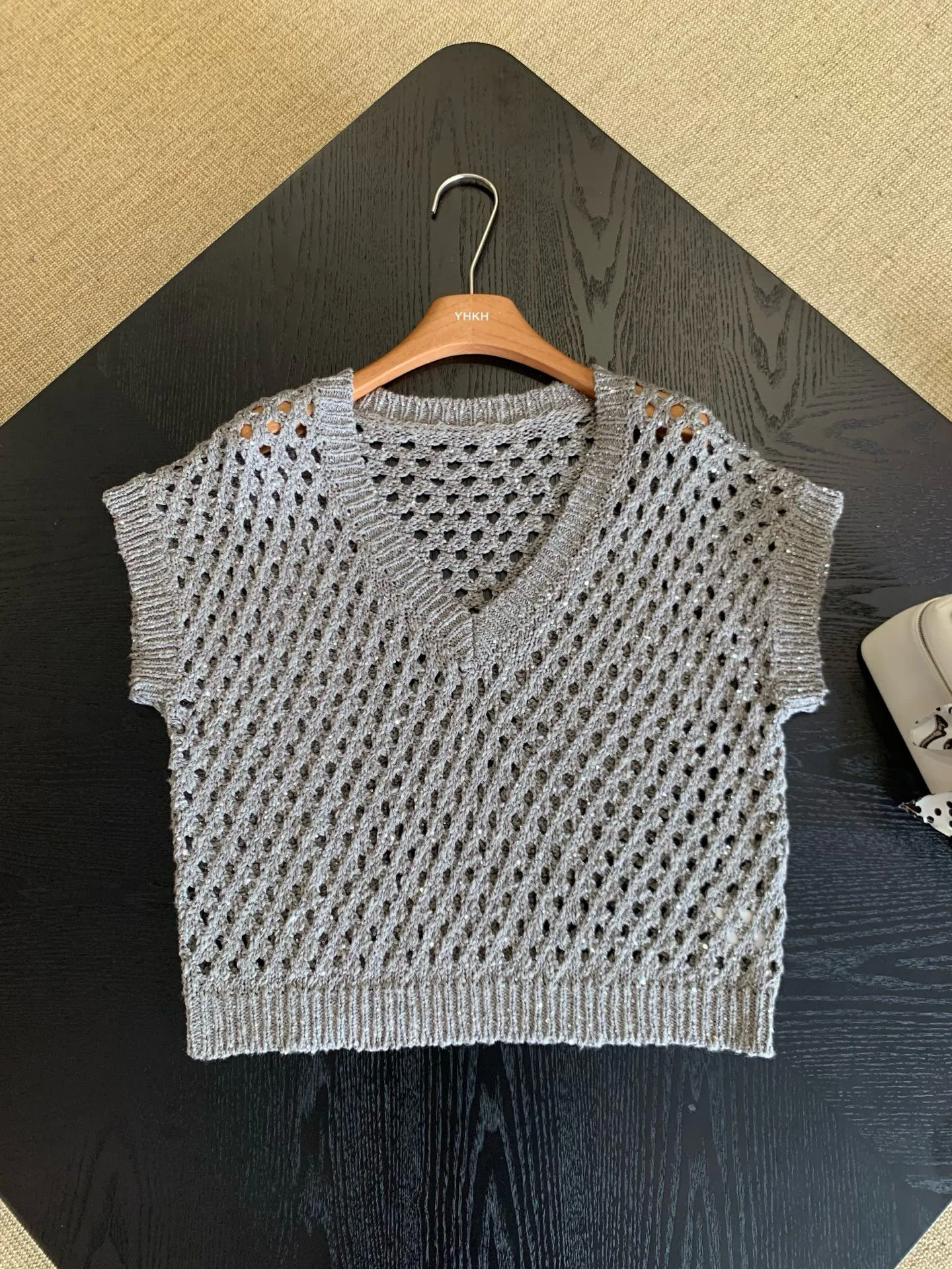 

Luxurious sequins trimmed women's hollow V-neck silk-linen knit vest