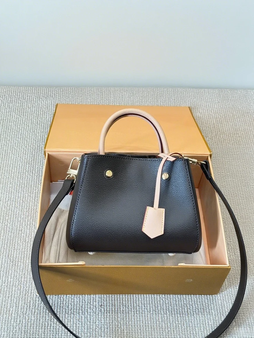 

2025 New SIZE: 20x15 CM Fashionable Versatile bags leather Portable can be carried on the shoulder no boxes