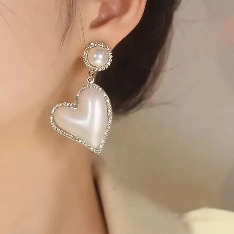 

Luxury Golden Heart Pearl Drop Earrings – Elegant Romantic Statement Jewelry