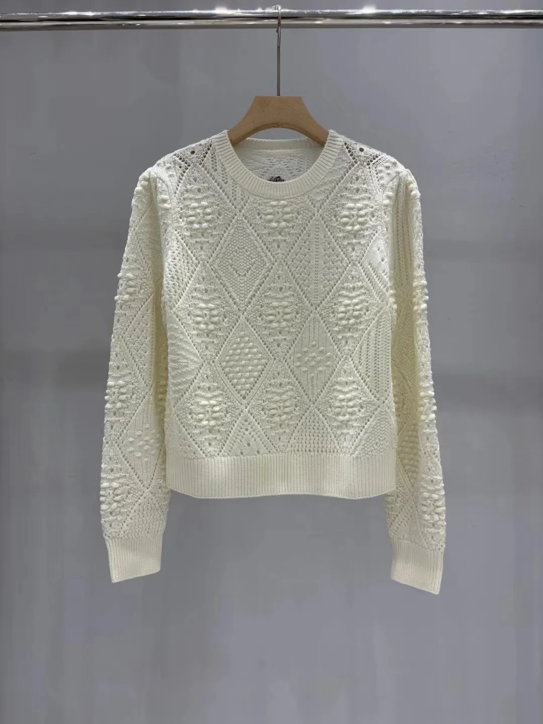 

Весна и осень 2024, новый монохромный модный простой и высококачественный лучший вязаный кардиган из льна с вышивкой и рисунком