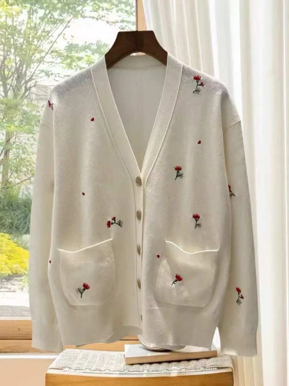 Autumn Elegant V-Neck Cashmere Hand-Embroidered Red Flower Cardigan