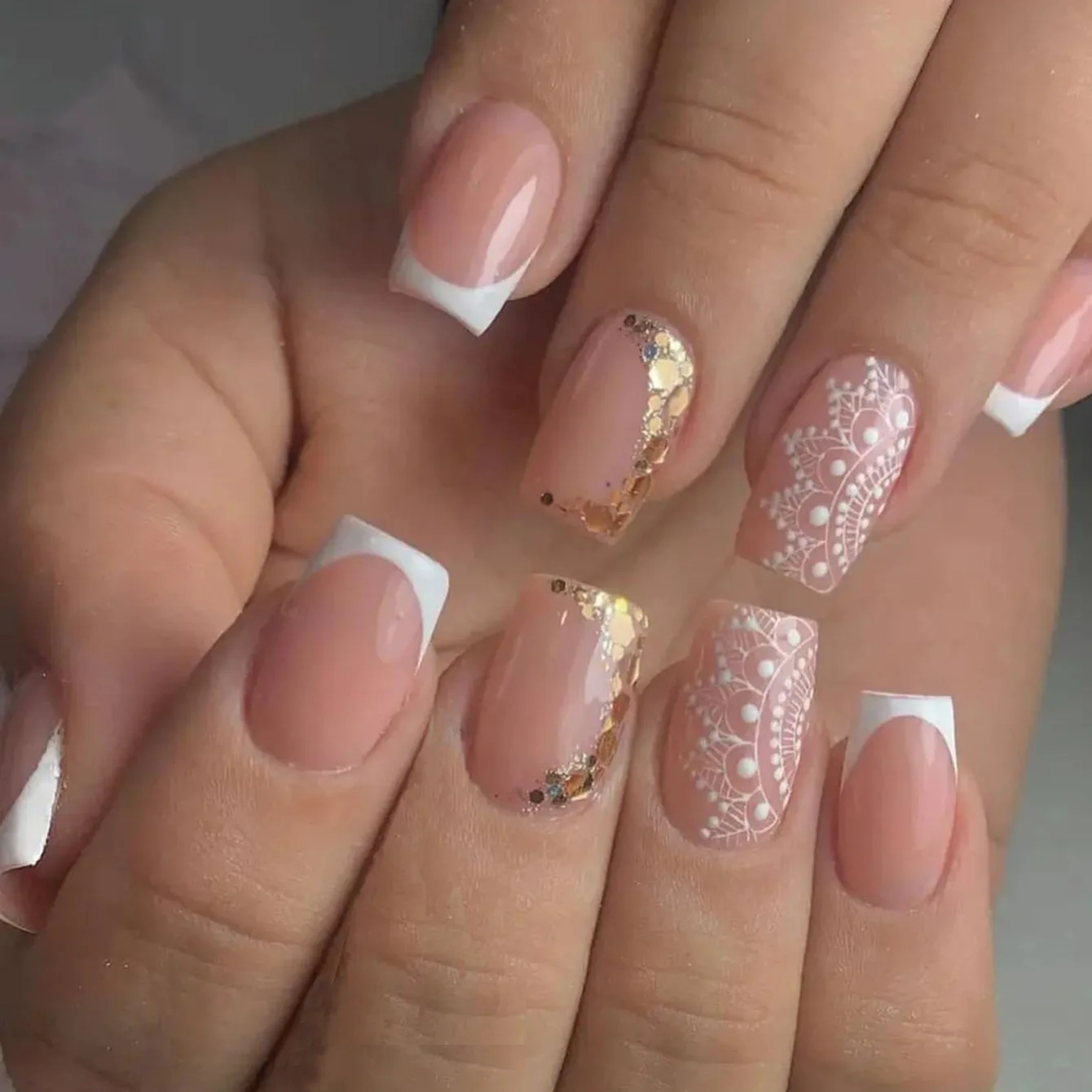 24Pcs Lovely Little Flowers Design False Nails Art Short Fake Nails Tips Full Cover Reusable Adhesive Press on Nail with Tools
