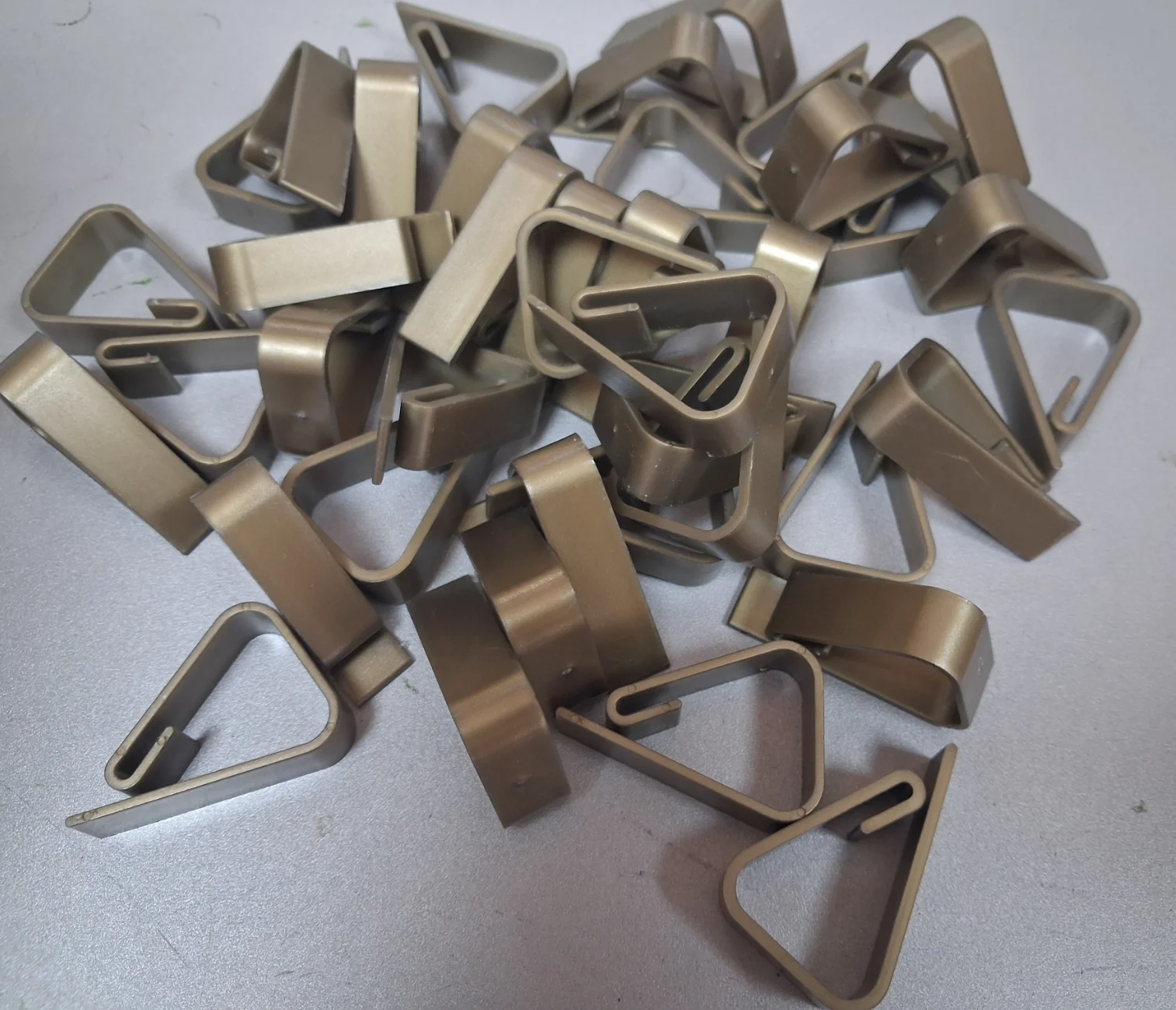 200 tafelkleedklemmen, tafelkleedhouders, tafelkleedclips. Kunststof materiaal. Ideaal voor horeca en buitenactiviteiten. Bulkverpakking in herbruikbare kartonnen doos. Brons