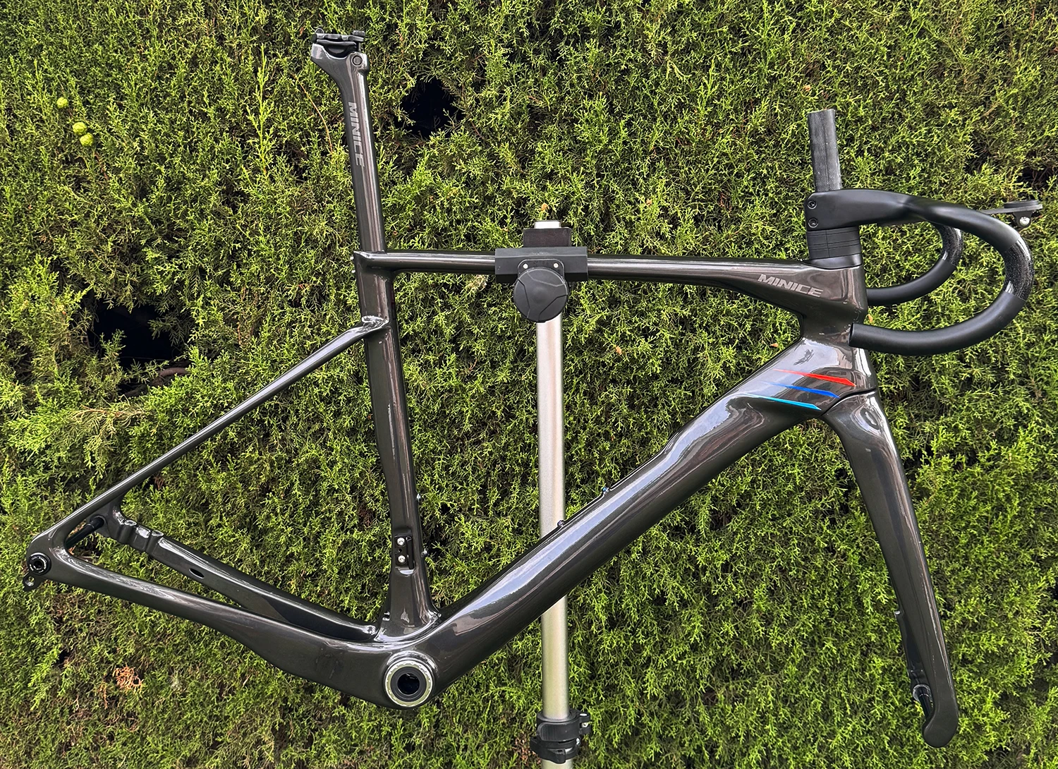 Minice Aerodynamischer EPS-geformter Carbonrahmen mit Scheibenbremse, max. 700*32C, AERO Rennrad-Rahmenset, BSA, vollständig interne Kabelführung, Lenker, DI2, mechanisch – Detail 29