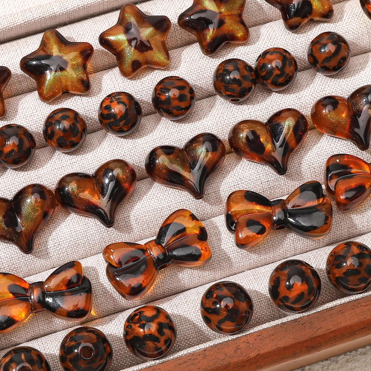 1-5 Stück Vintage Bernsteinfarbene Acrylperlen in Stern-, Herz-, Schmetterlings- und Blumenform, Lose Perlen für Schmuckherstellung, DIY-Armbänder N – Detail 2