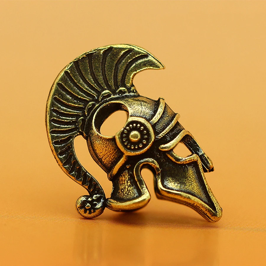 ทองเหลืองนักรบ Spartan หมวกกันน็อกประติมากรรมทองแดงรูปปั้น Mini Decor Mascot งานฝีมือประณีตเครื่องประดับตกแต่งสํานักงานธุรกิจของขวัญ