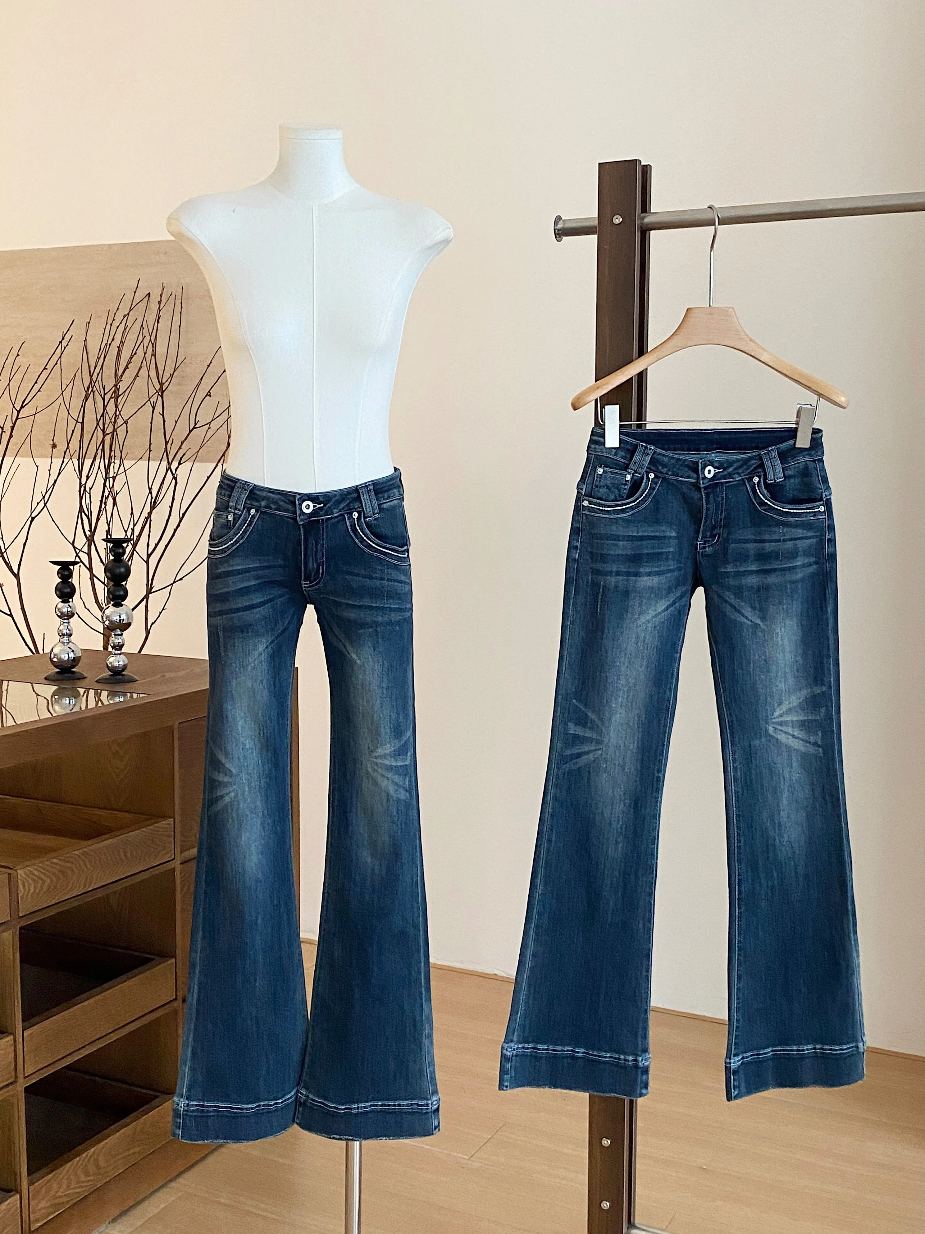 

Женские синие потертые джинсы со зморшками и пуговицами, классические винтажные брюки-клеш в американском стиле 90-х с низкой талией, осень 2023, новые брюки