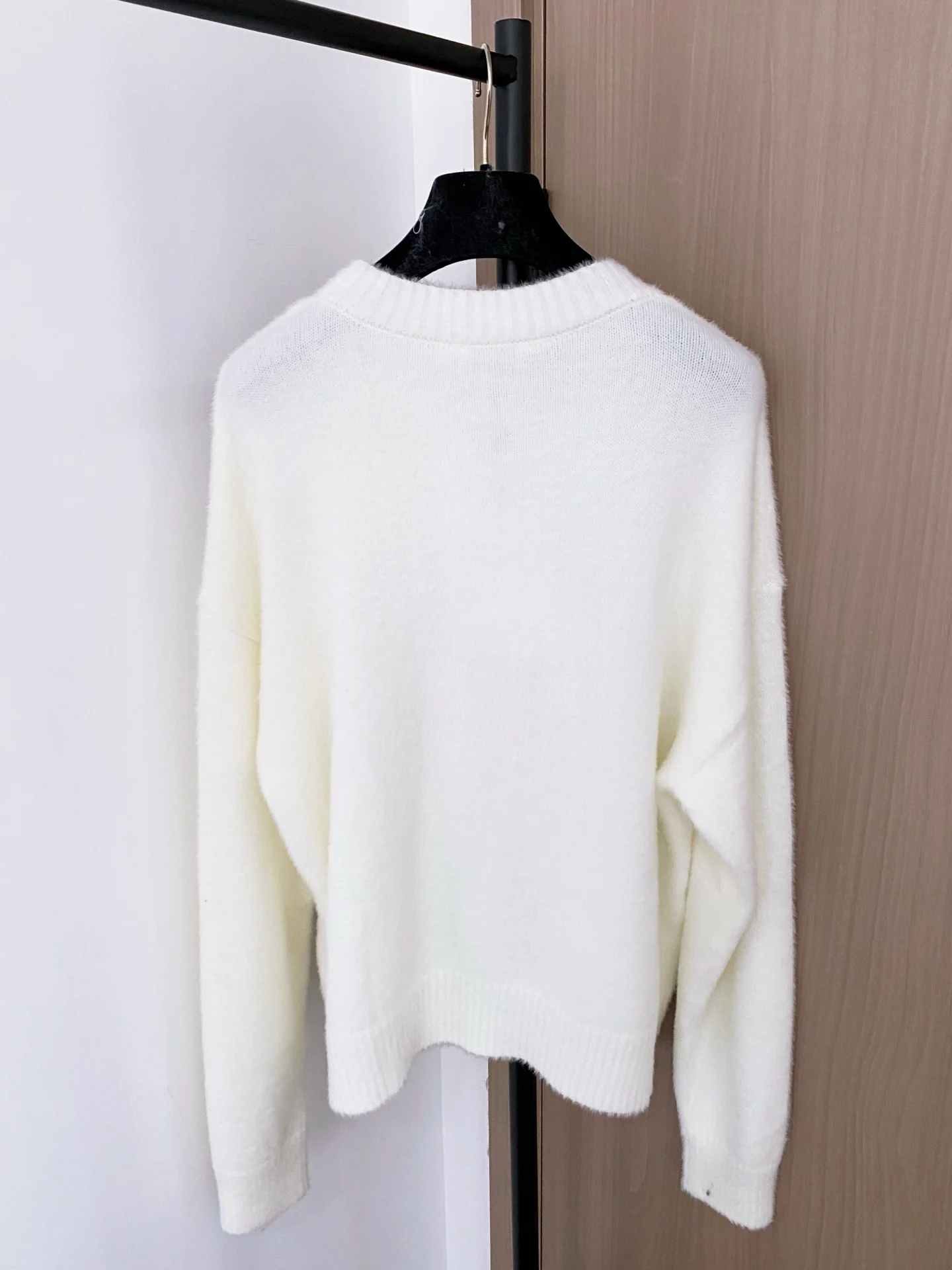 

2025 Round-neck Sweater Embroidered White Women's Top 5D39