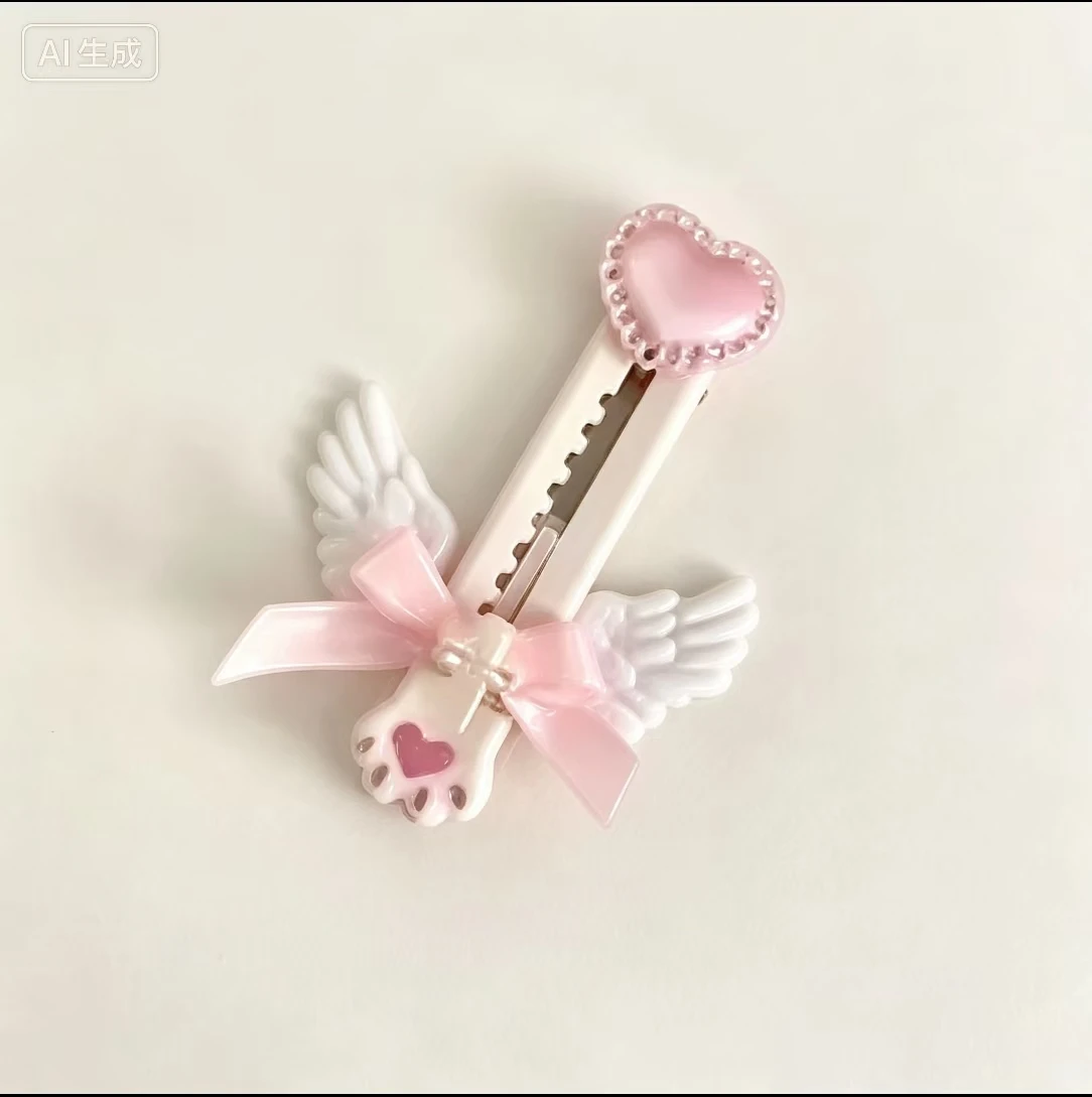 This Mini Portable Folding Knife Features An Alloy Steel Blade Decorated with Cute Cat Paw Patterns. It Is A Practical Tool Suitable for A Wide Range of Uses, Including Handicrafts, Office Work, Packaging and Scrapbooking.