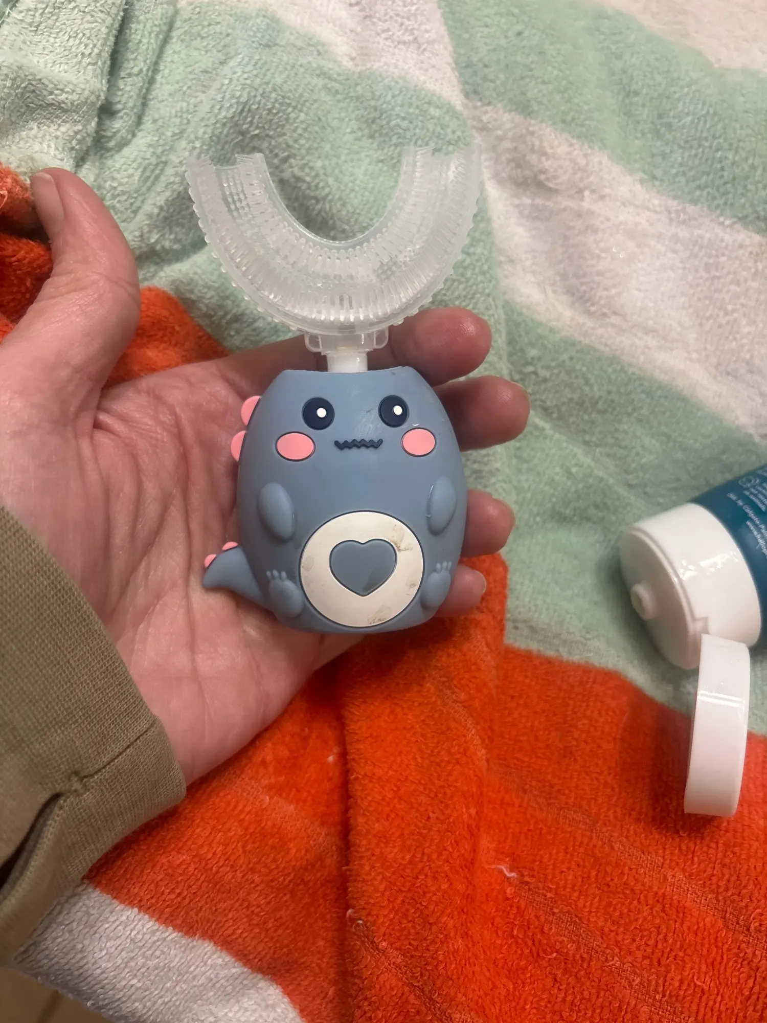 Elektrische Kinderzahnbürste in U-Form Foto-Test