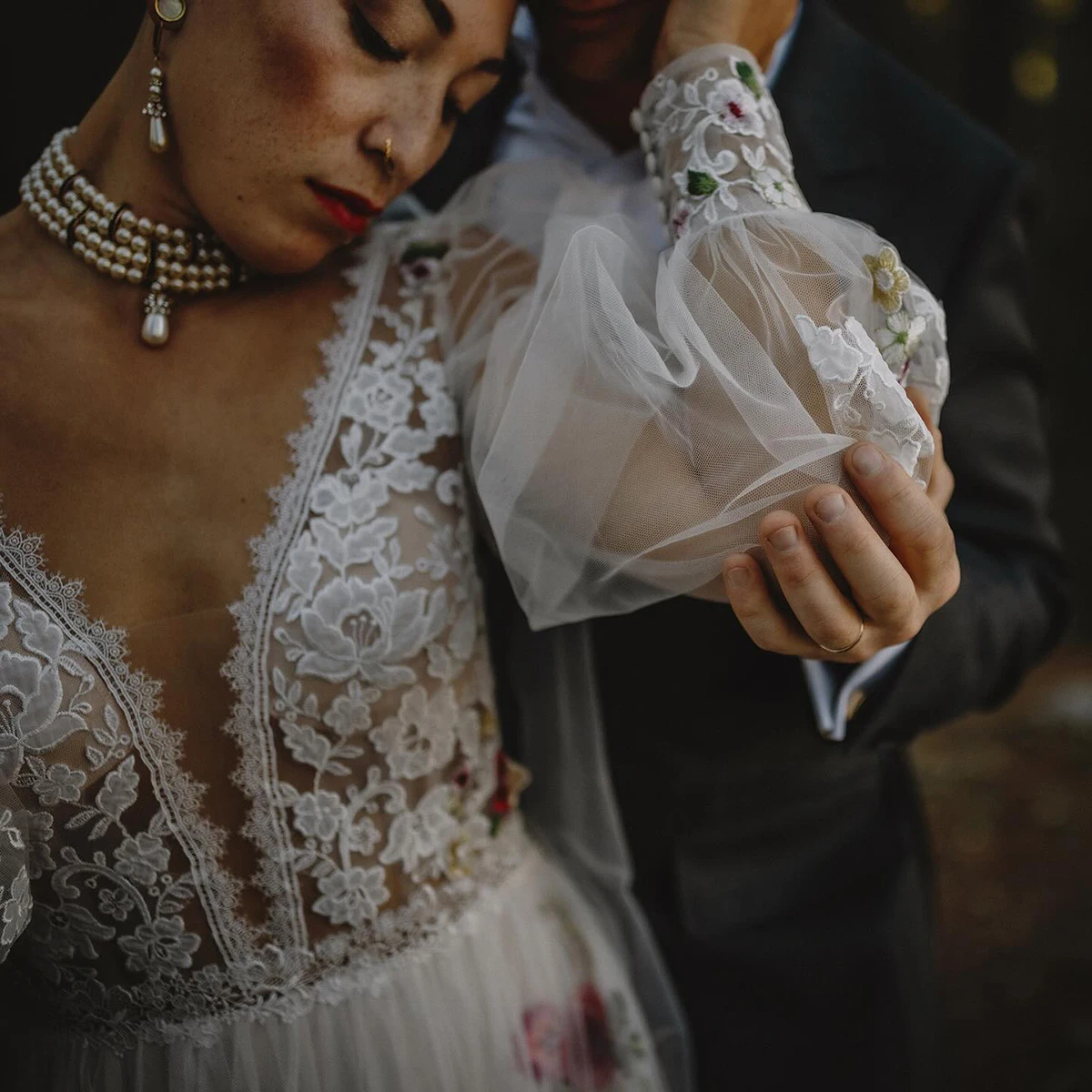 Robe de Mariée en Dentelle Florale Personnalisée avec Cape en Tulle, Manches sulfBouffantes, Col en V Plongeant, Ligne A, Fleurs Colorées, Patients Boho, Quelle que soit