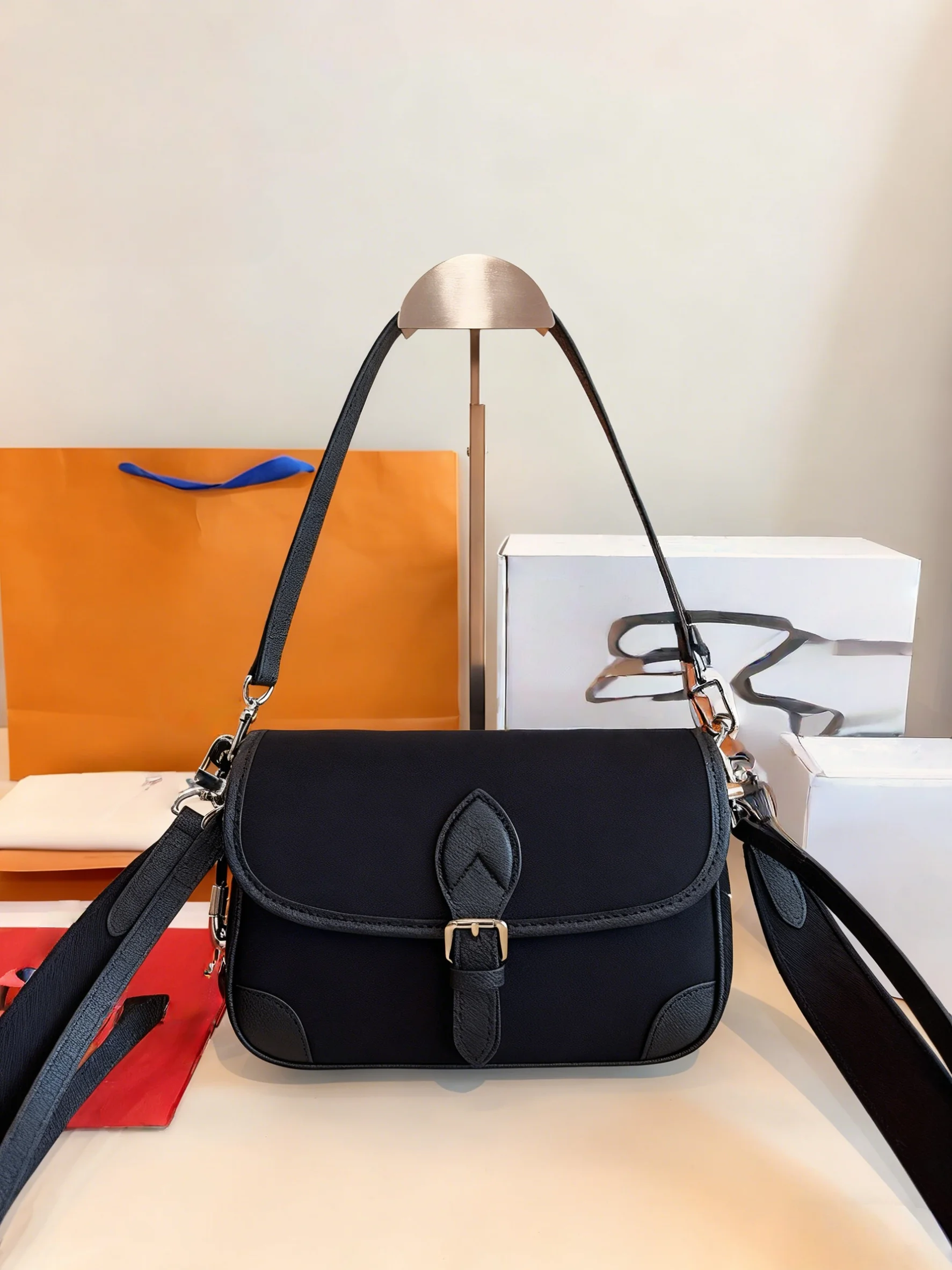 

2025 New SIZE: 25X9X17 CM Fashionable Versatile bags leather cherry Portable can be carried on the shoulder no boxes