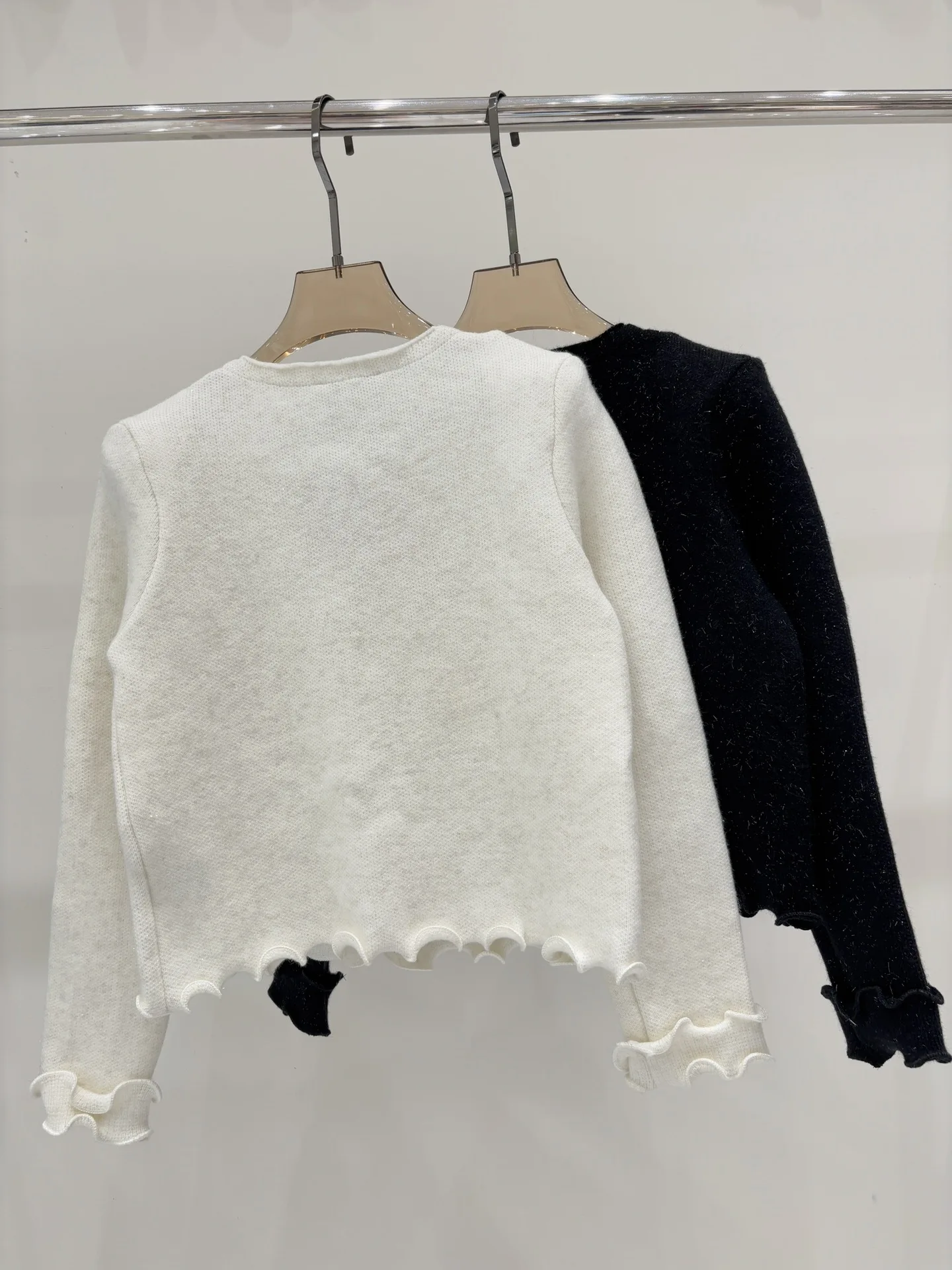 

2025 Design Sense Wooden Ear Sweater Women's Autumn and Winter Temperament High End Short Slim Fit Show off Coat 1