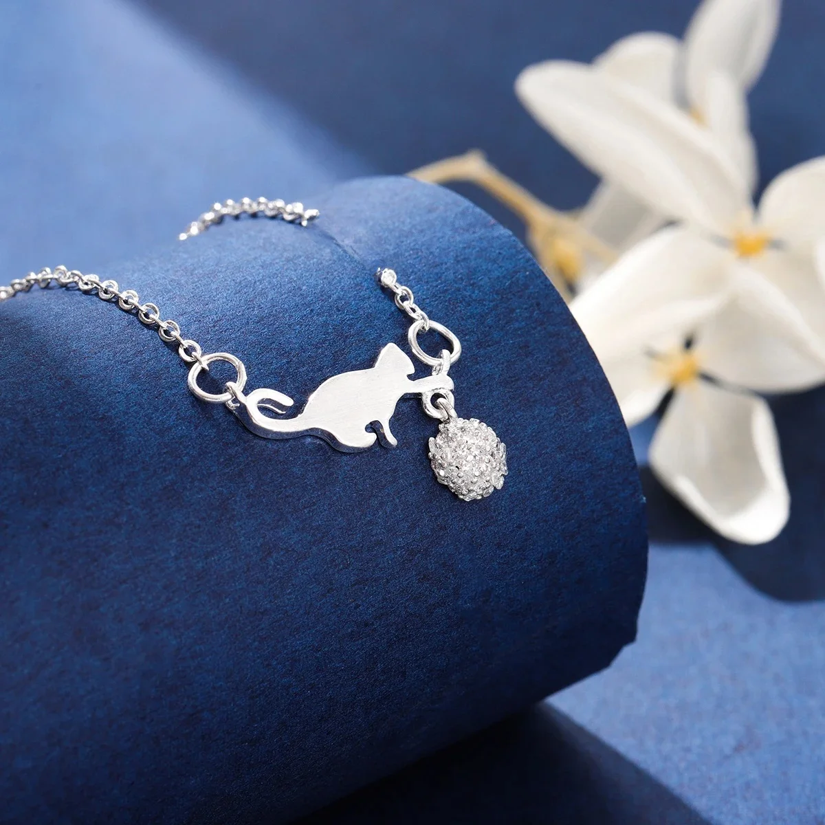 Nowa moda Cat Play Ball 925 Sterling Silver Biżuteria Osobowość Naszyjniki zwierzęce XL247 — zdjęcie 2