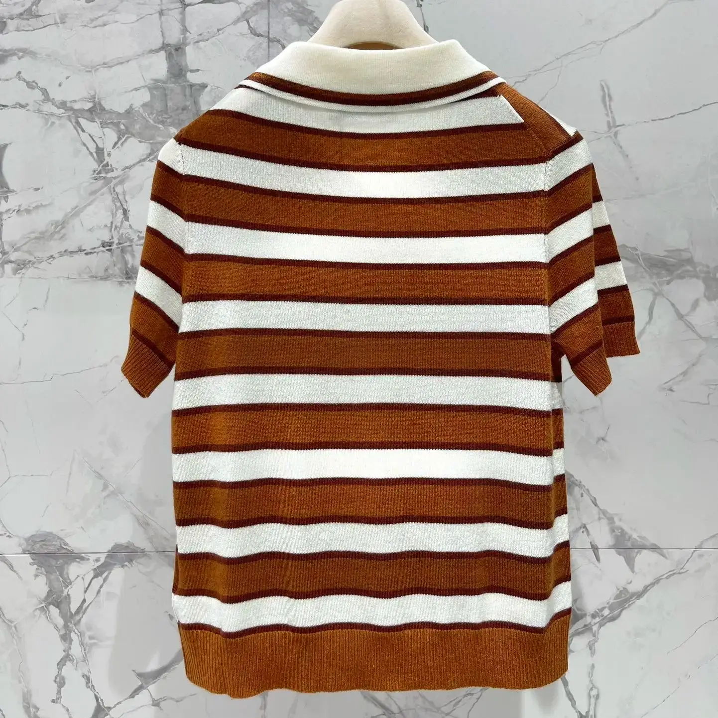 

Polo Collar Contrast Striped Cloth Patch Three-Dimensional Embroidered Badge Short Sleeve Polo Collar Design